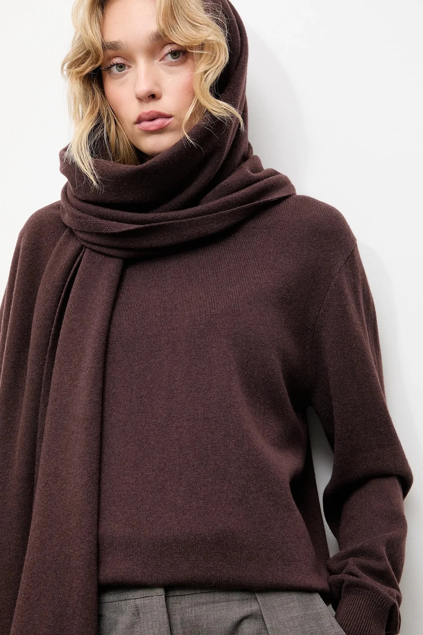 Свитер из мериносовой шерсти с шарфом