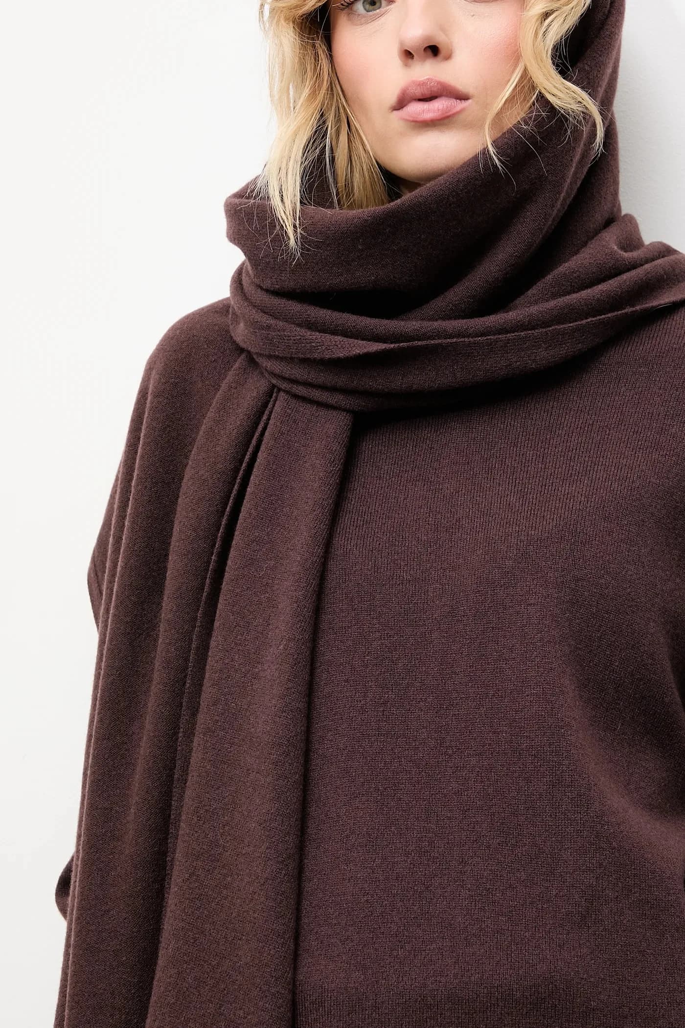 Свитер из мериносовой шерсти с шарфом - фото 5