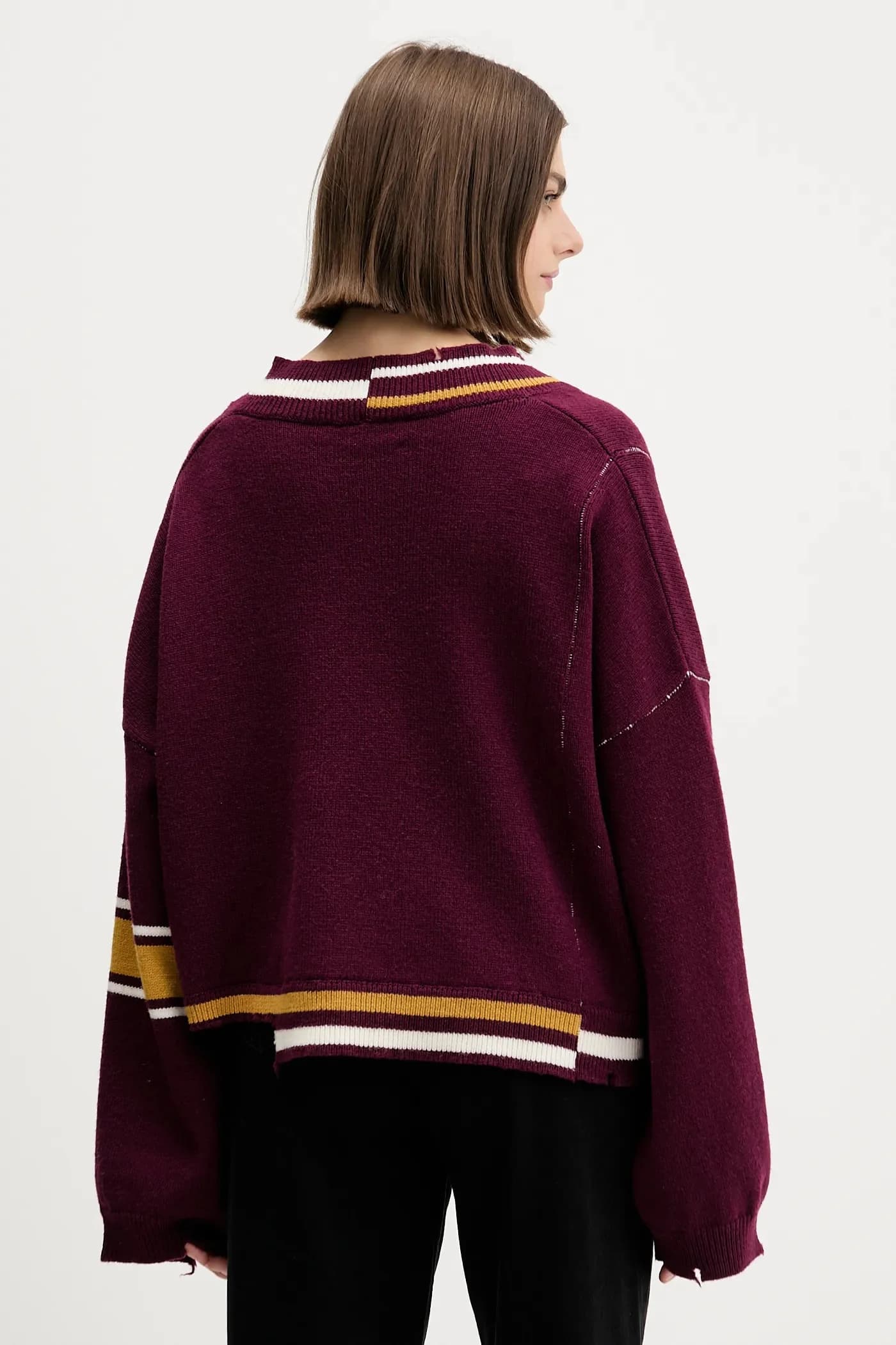 Свитер с V-образным вырезом в рубчик и повреждениями - фото 3