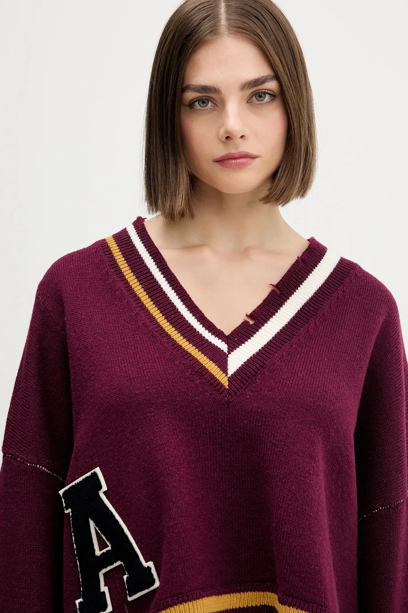 Свитер с V-образным вырезом в рубчик и повреждениями - фото 4