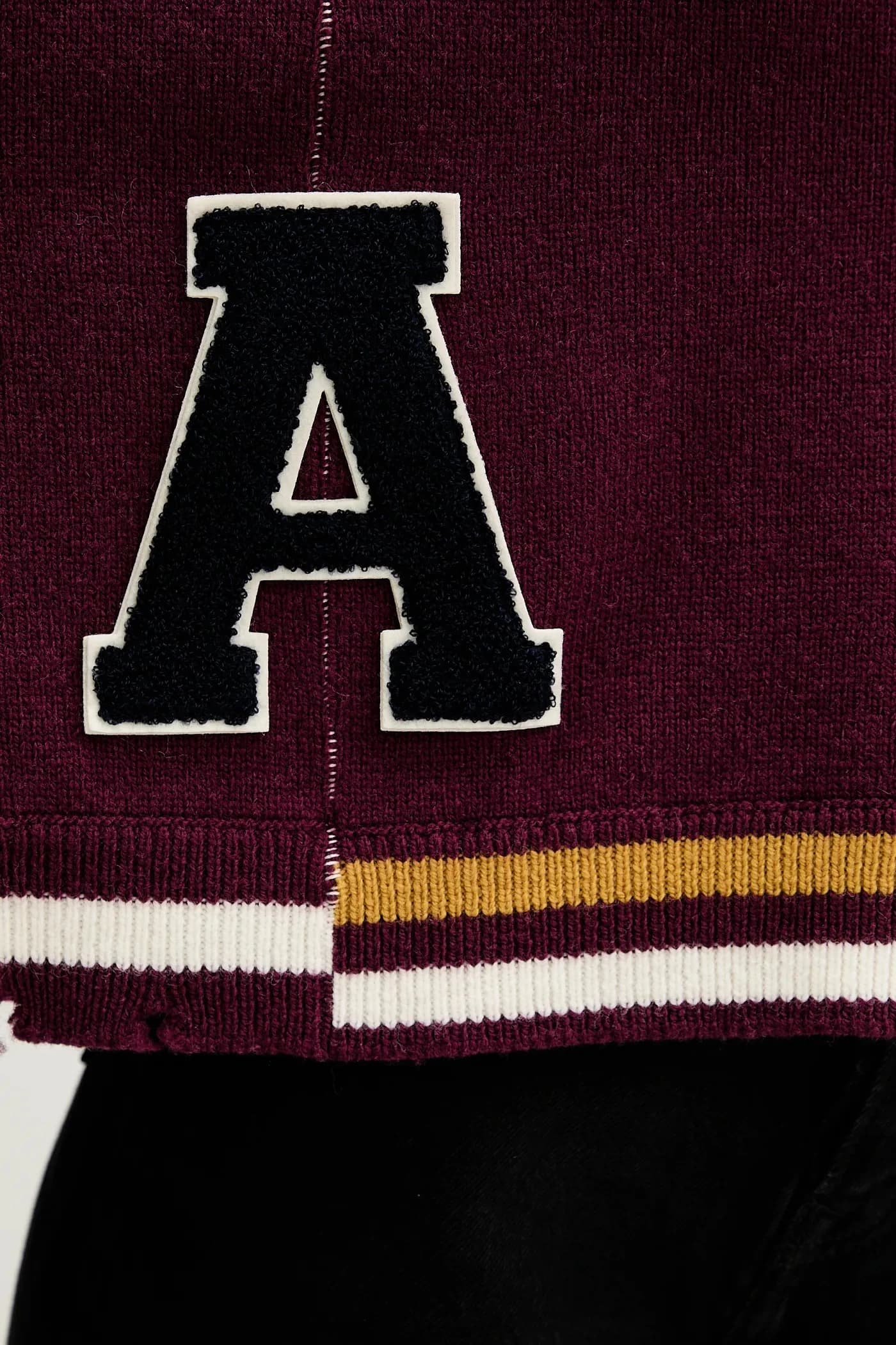 Свитер с V-образным вырезом в рубчик и повреждениями - фото 5