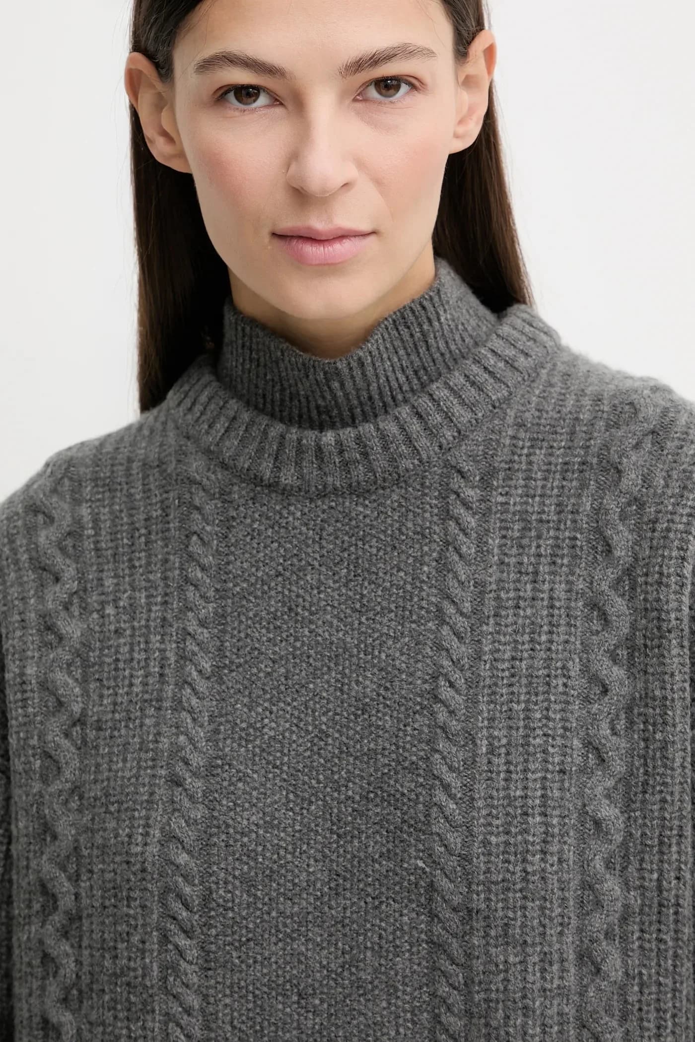 Шерстяное платье свободной вязки с косами - фото 4