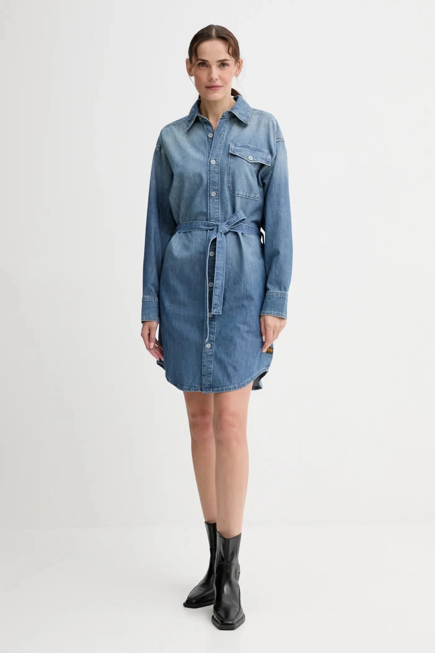 Джинсовое платье с поясом - фото 2