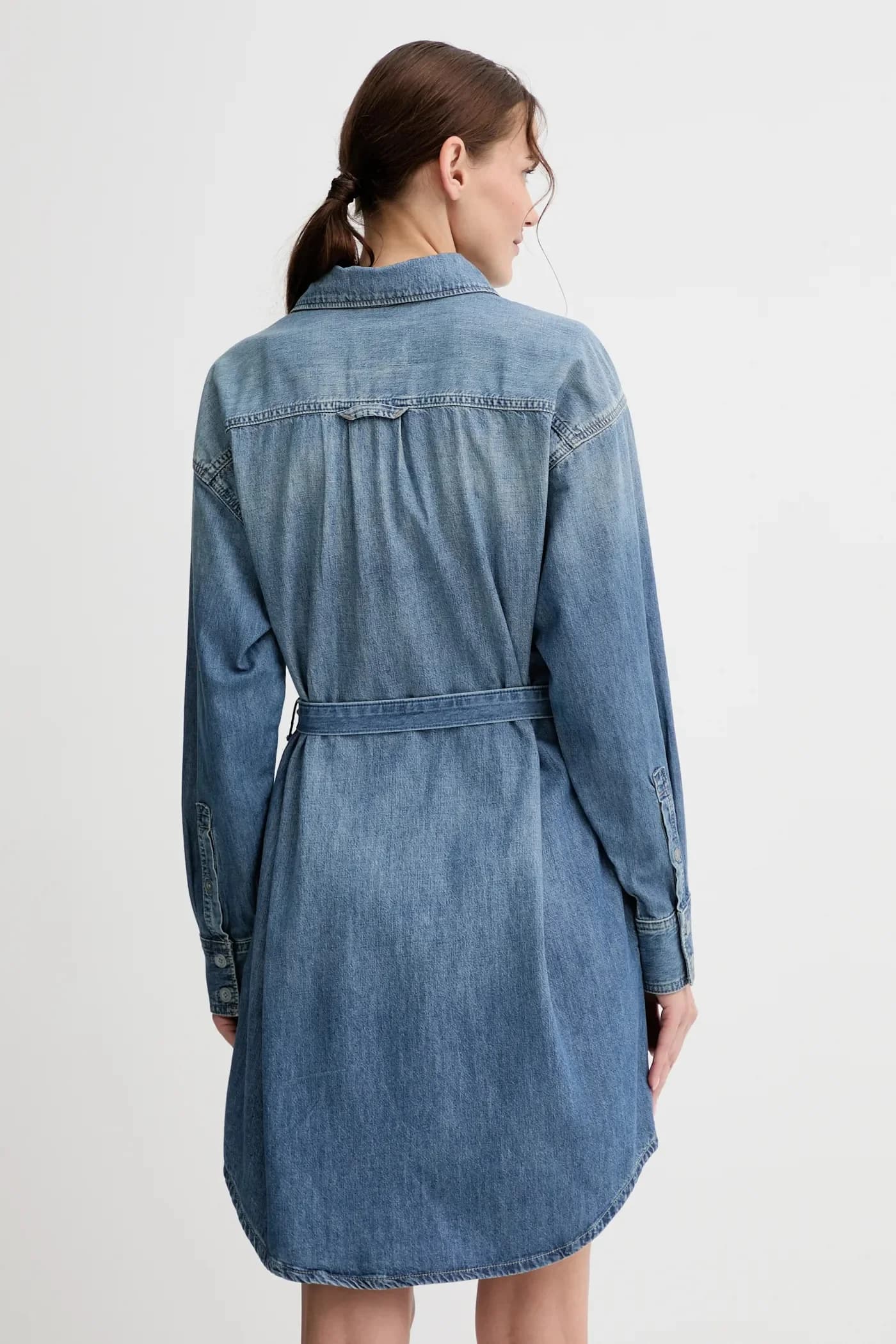 Джинсовое платье с поясом - фото 3