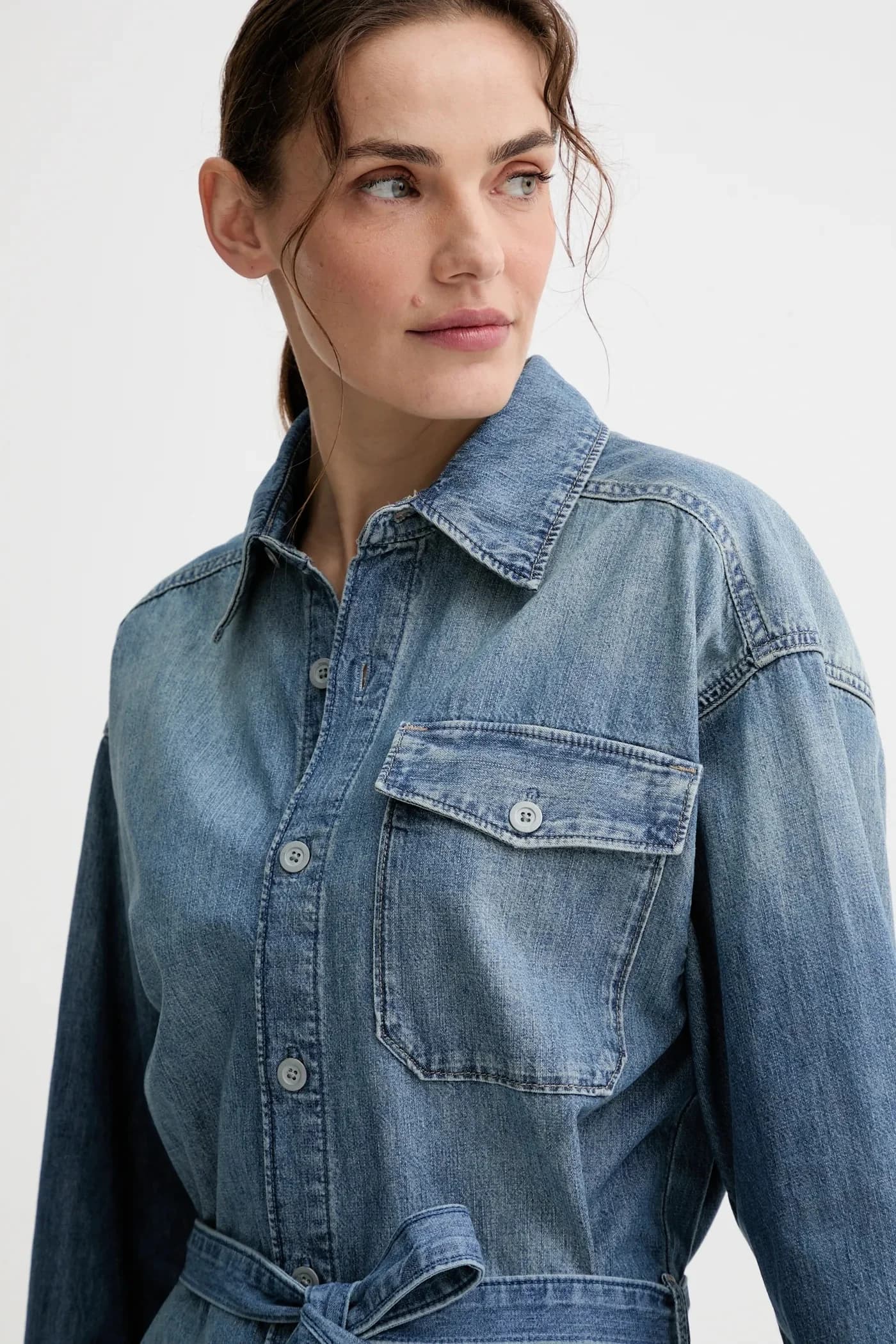 Джинсовое платье с поясом - фото 4