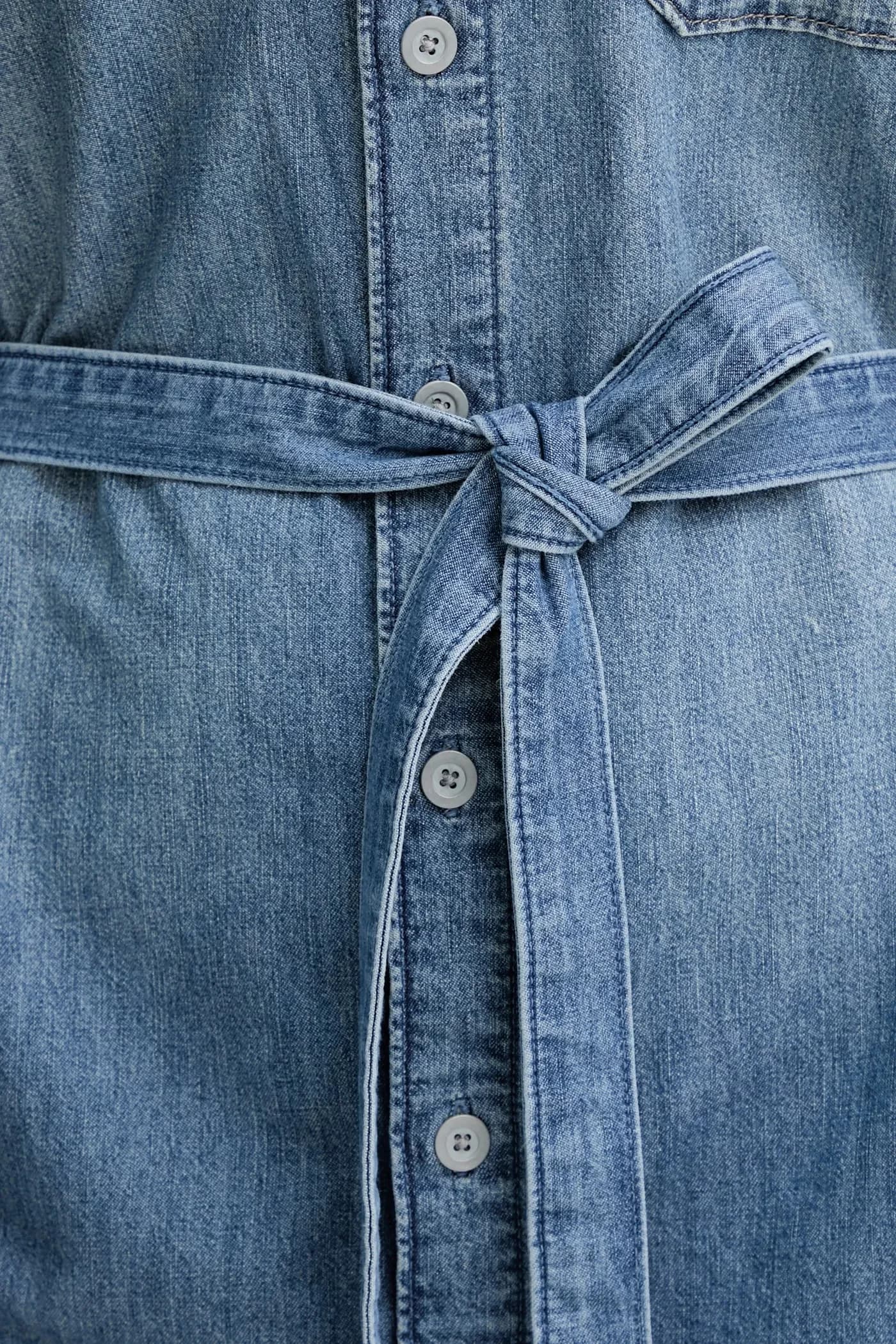 Джинсовое платье с поясом - фото 5