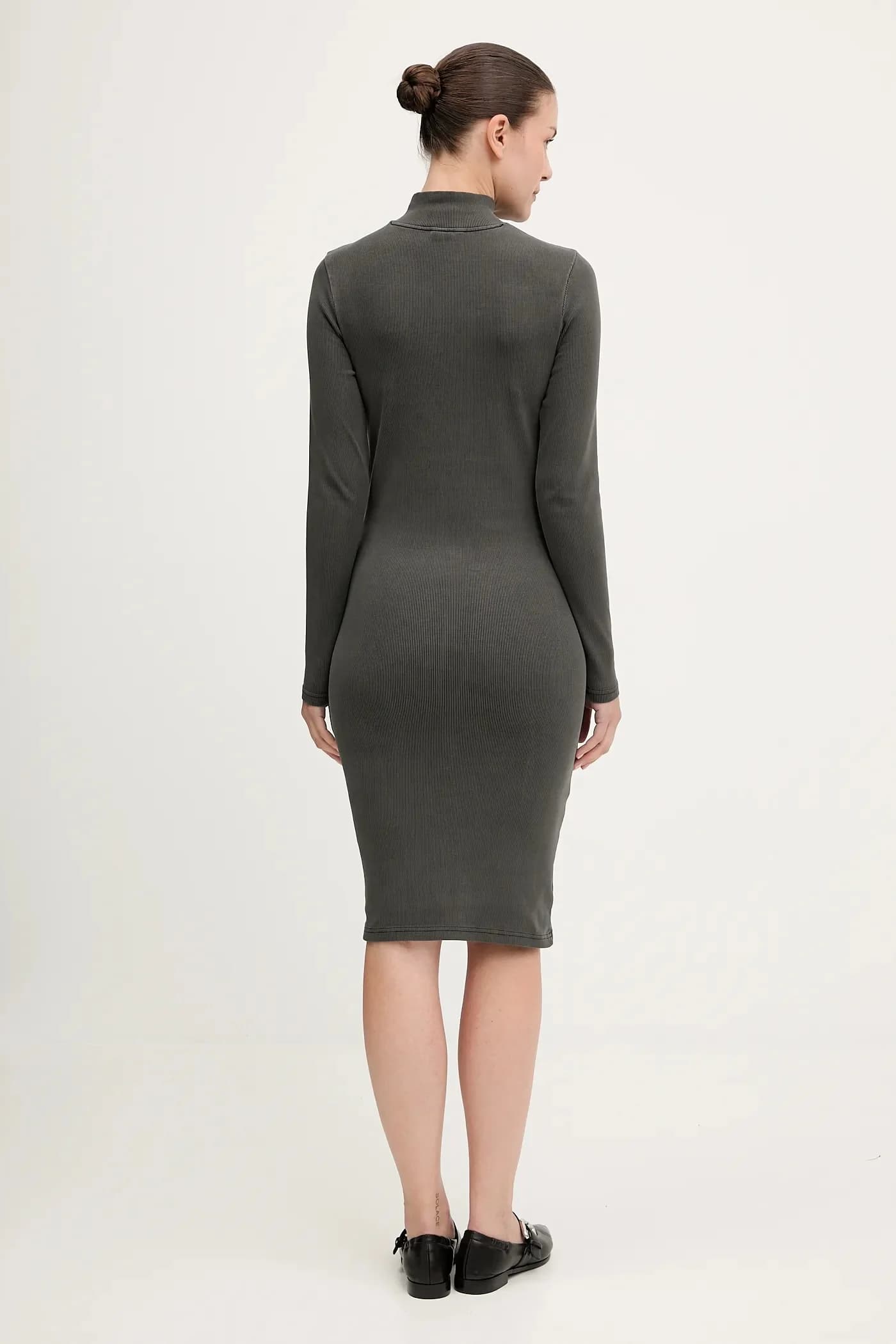 Стираное платье узкого кроя в рубчик - фото 3