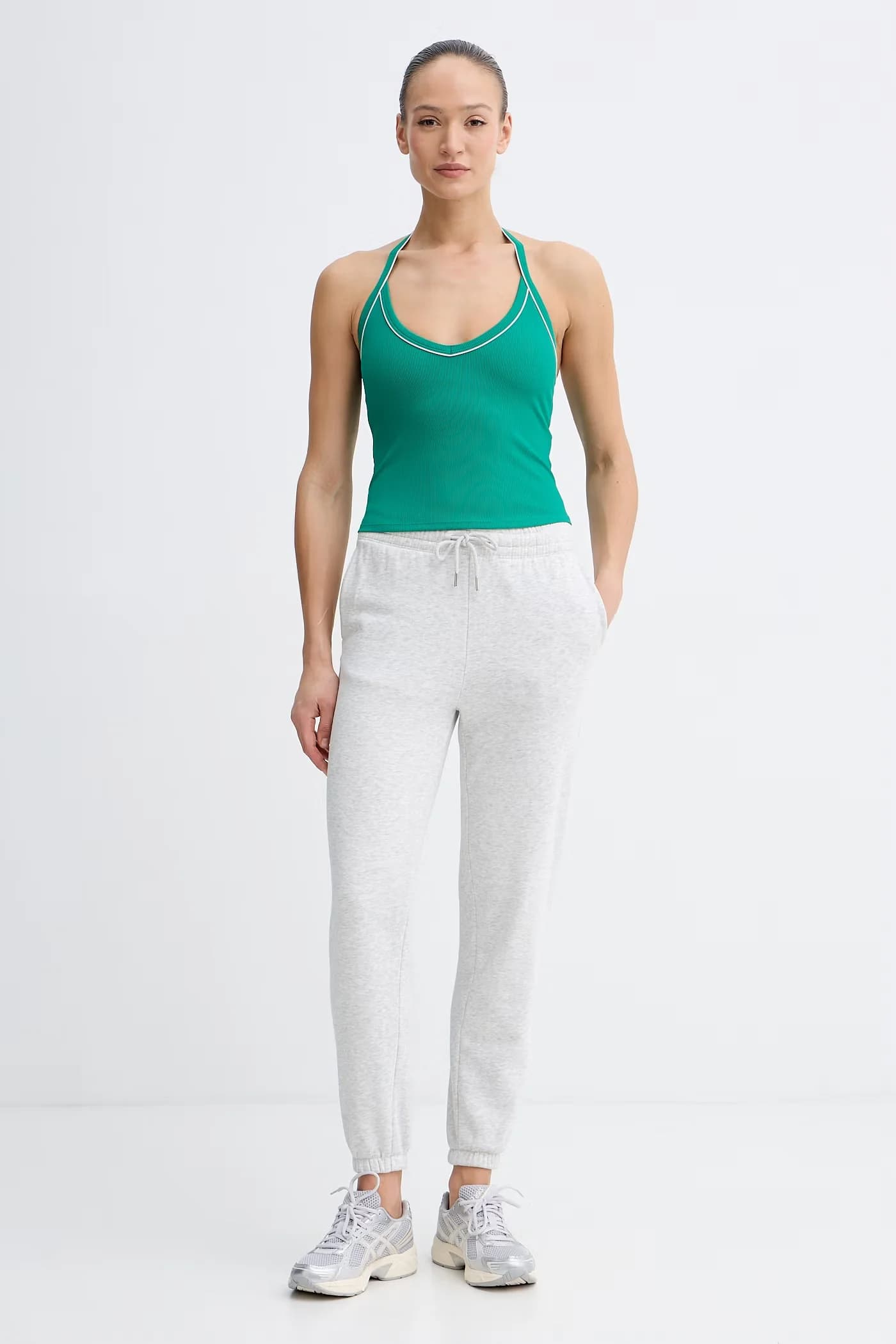 Женский укороченный топ с бретелькой на шее - фото 2