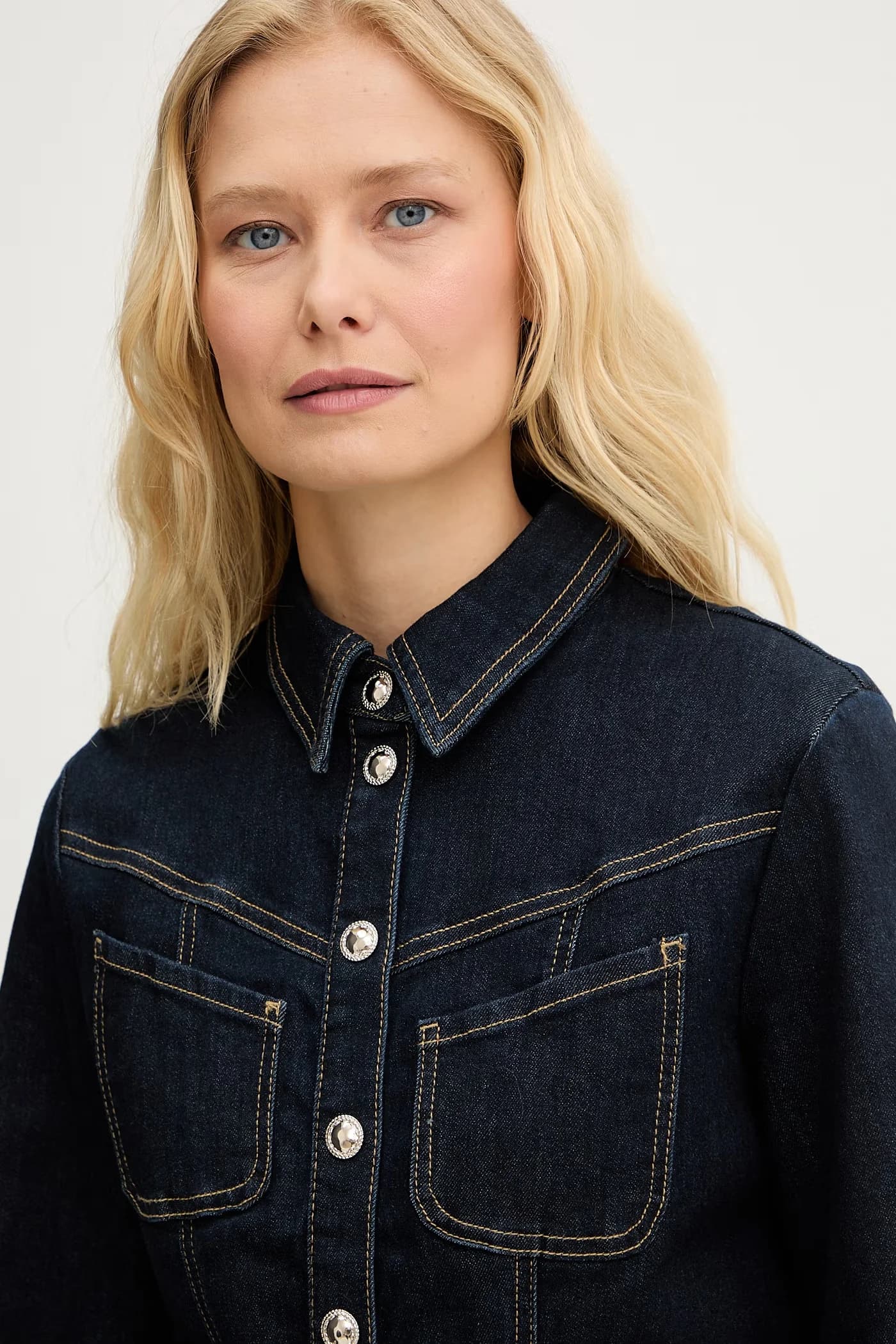 Расклешенное джинсовое платье - фото 4