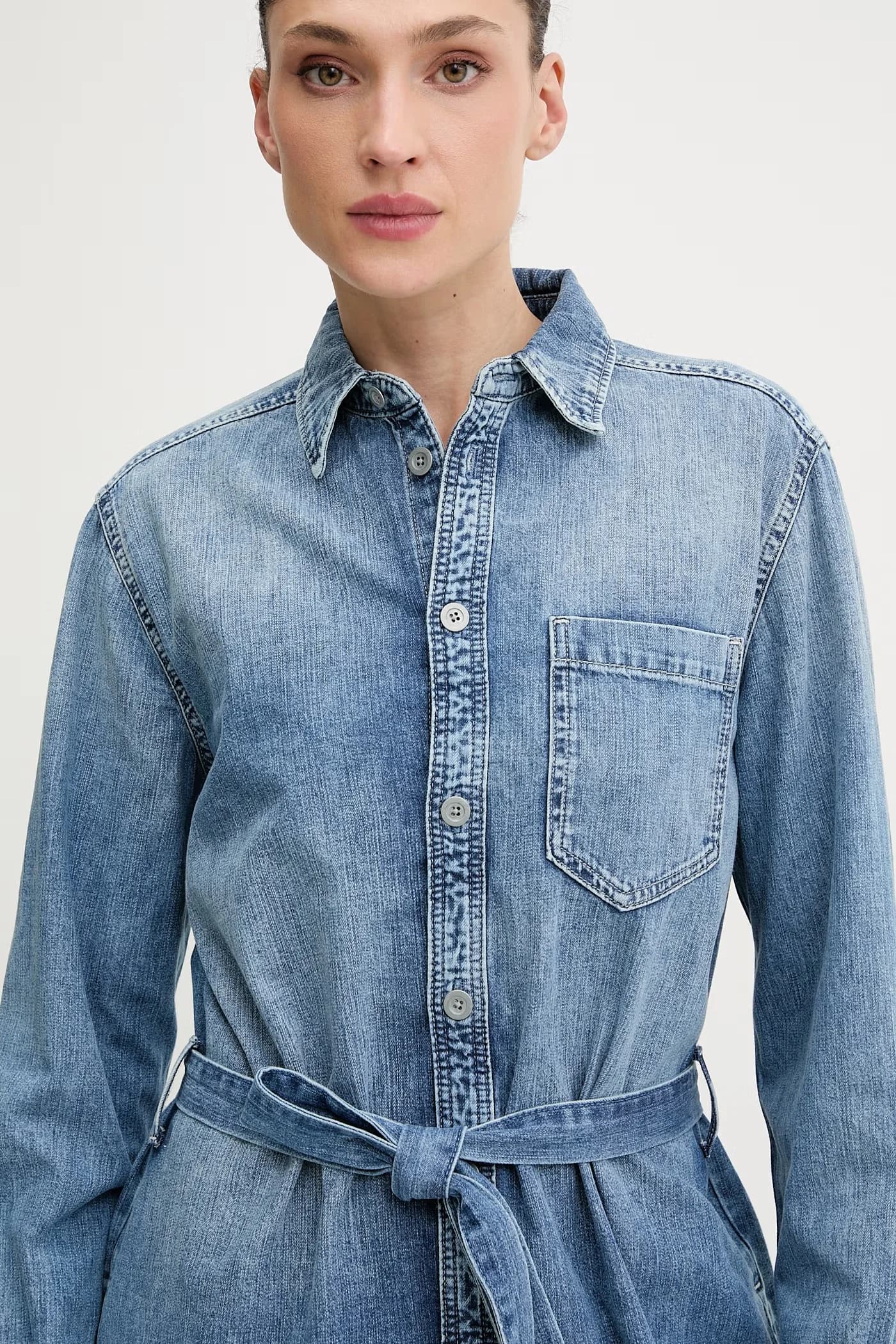 Джинсовое платье-рубашка с поясом-рубашкой - фото 4