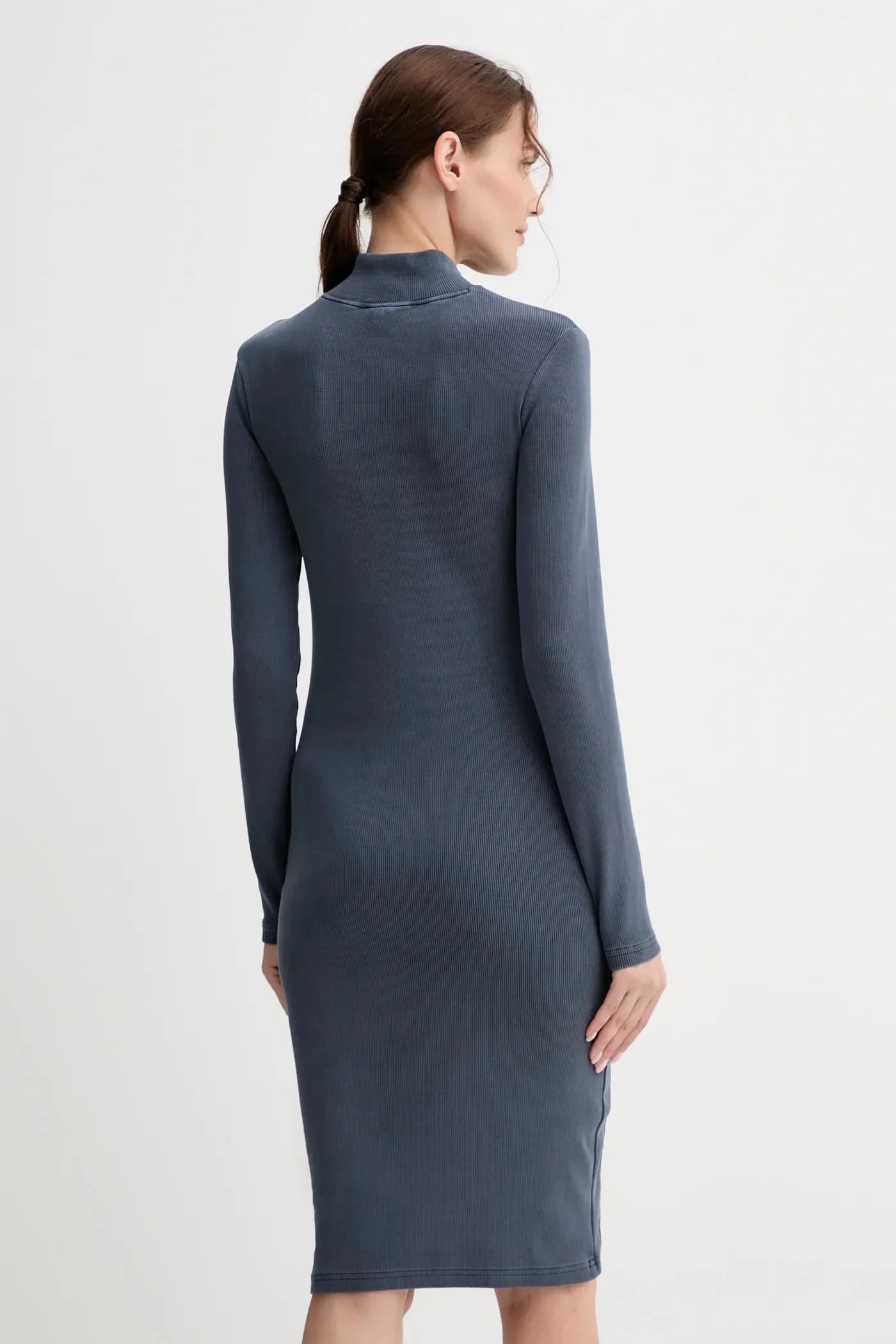 Стираное платье узкого кроя в рубчик - фото 3