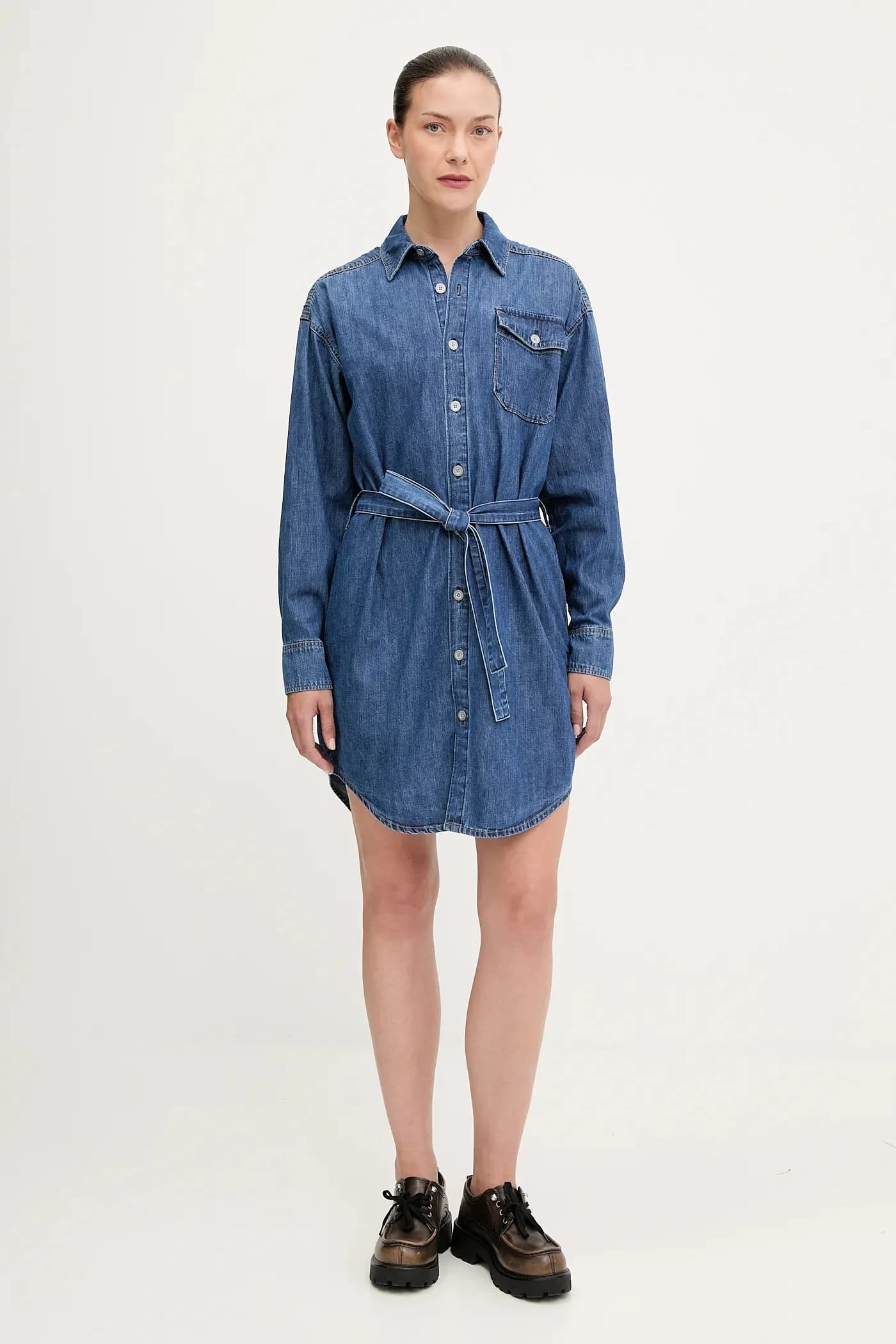 Джинсовое платье с поясом - фото 2