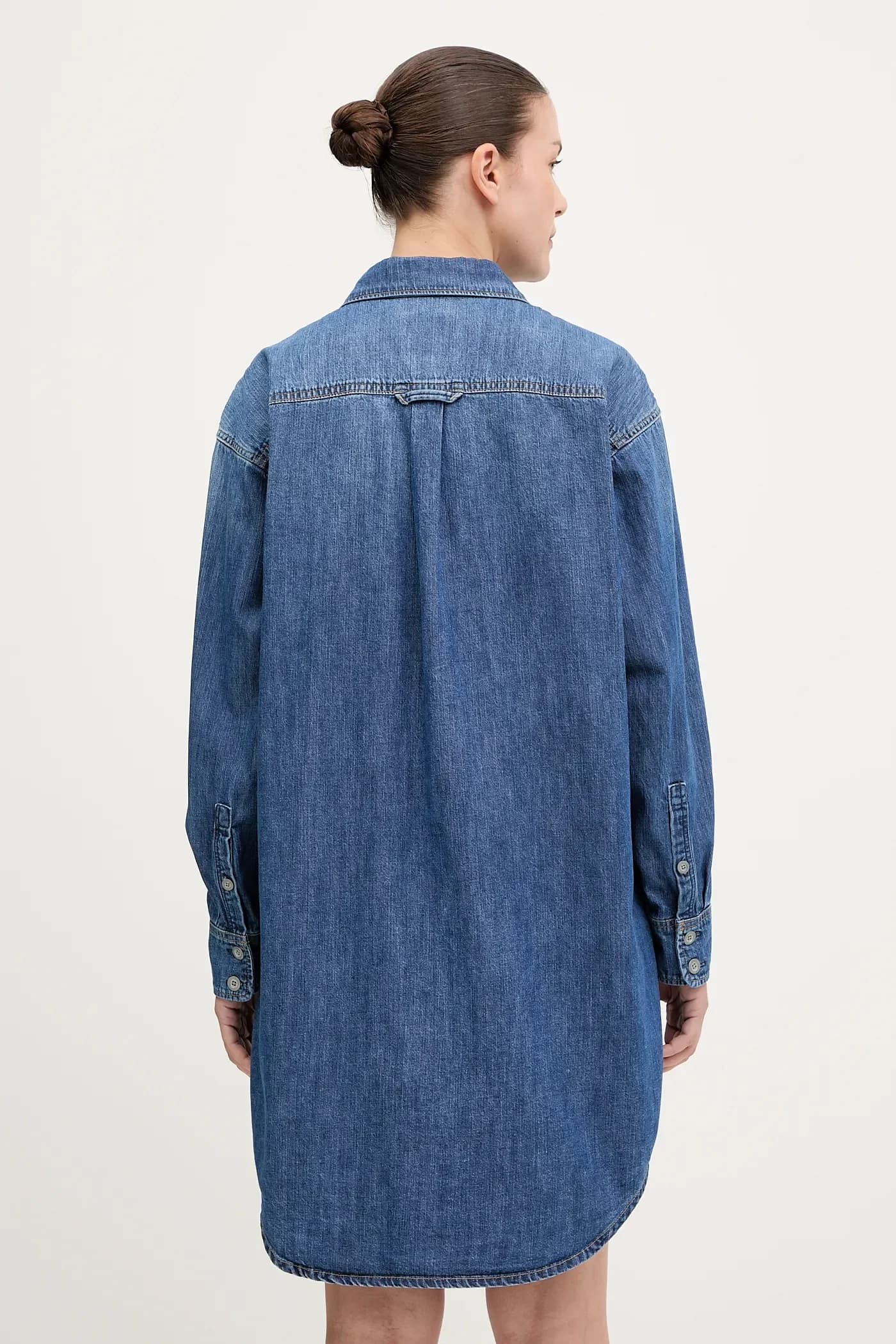 Джинсовое платье с поясом - фото 3