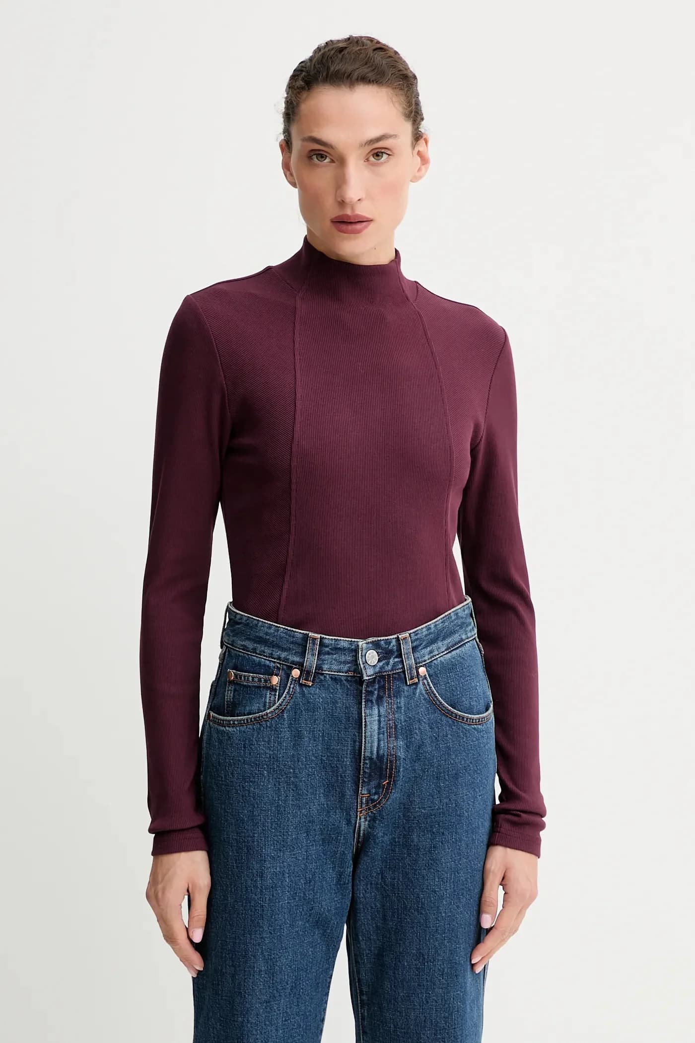 Лонгслив А-силуэта с тонкими ребристыми рукавами