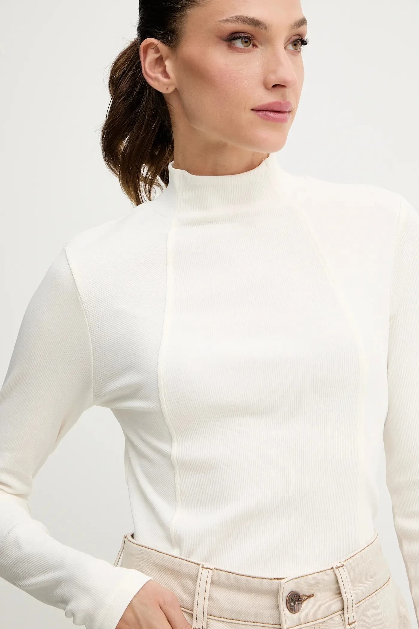 Лонгслив А-силуэта с тонкими ребристыми рукавами - фото 4
