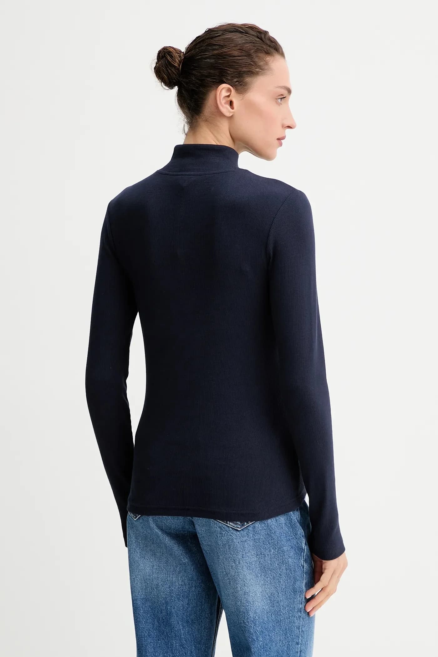 Лонгслив А-силуэта с тонкими ребристыми рукавами - фото 3