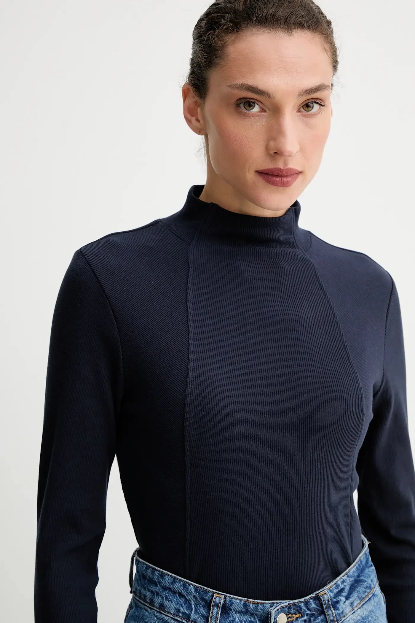 Лонгслив А-силуэта с тонкими ребристыми рукавами - фото 4