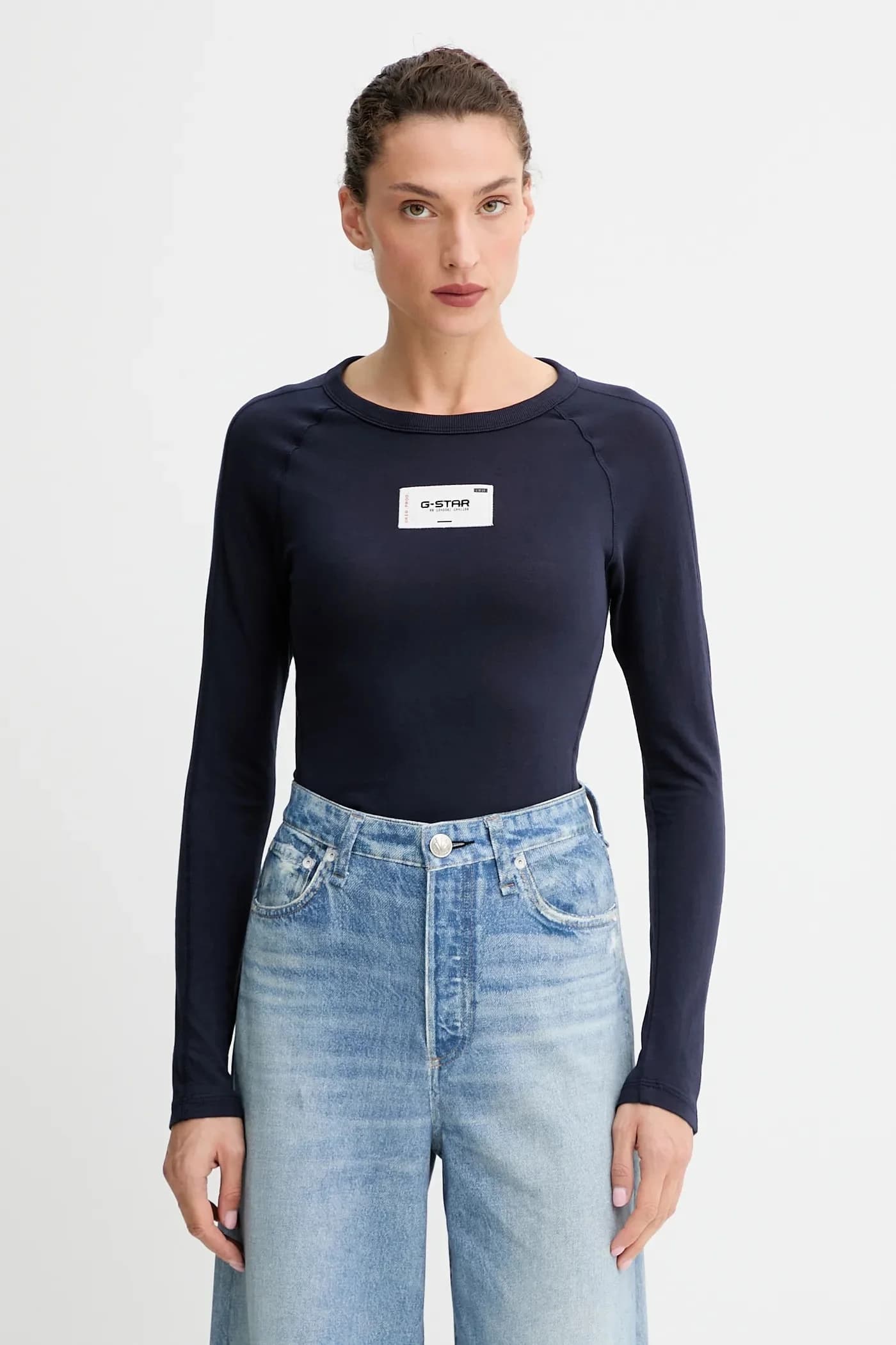 Узкая хлопковая рубашка с длинными рукавами и нашивкой-вышивкой