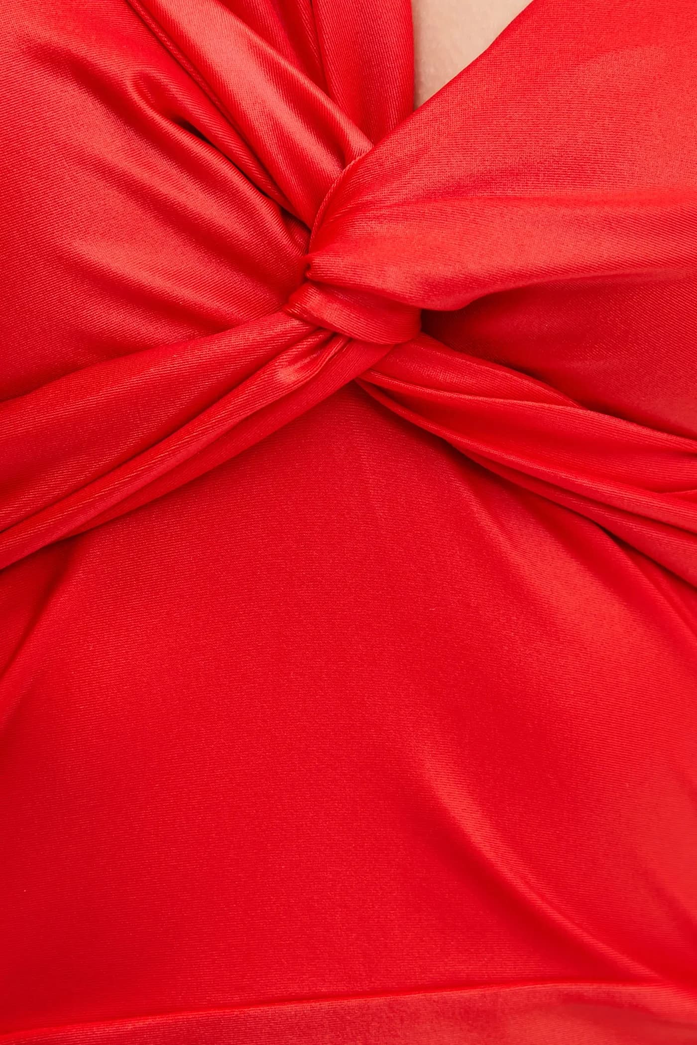 Облегающее мини-платье с красным шарфом - фото 5