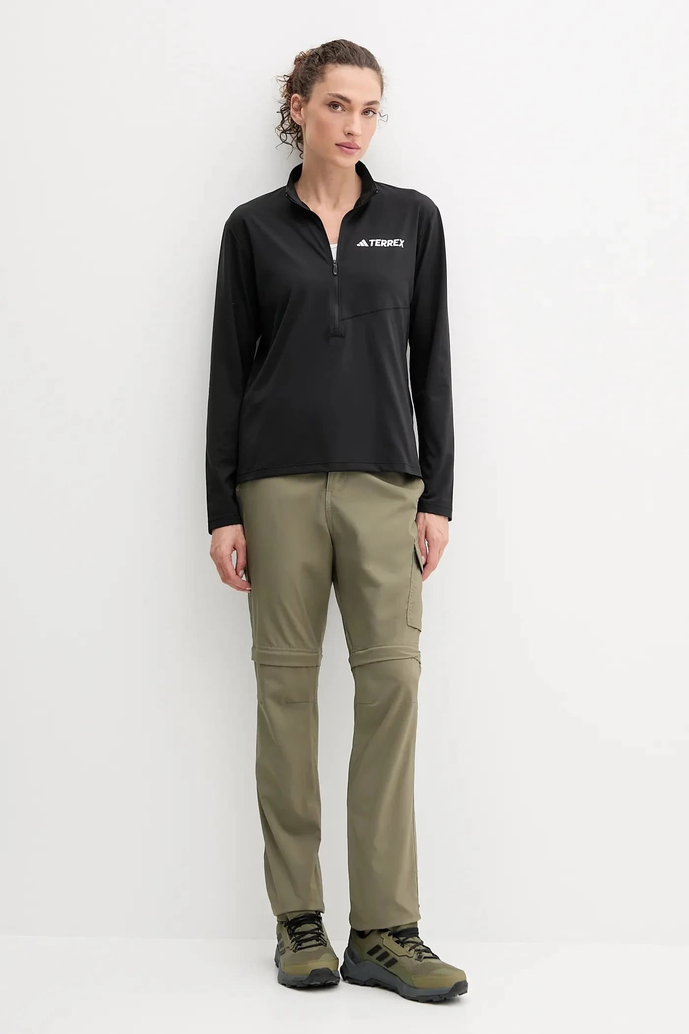 Спортивная футболка с длинными рукавами и молнией до половины длины. - фото 2