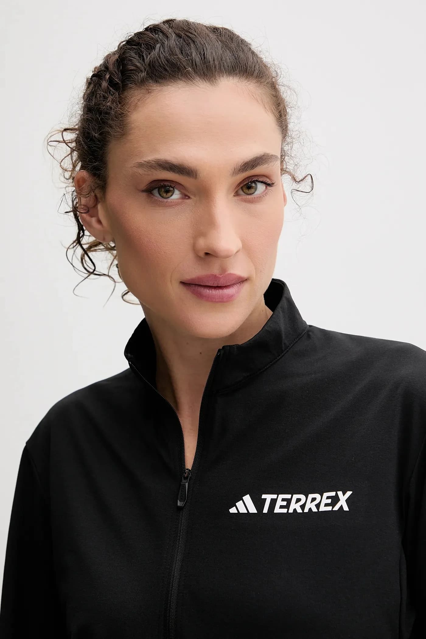 Спортивная футболка с длинными рукавами и молнией до половины длины. - фото 4