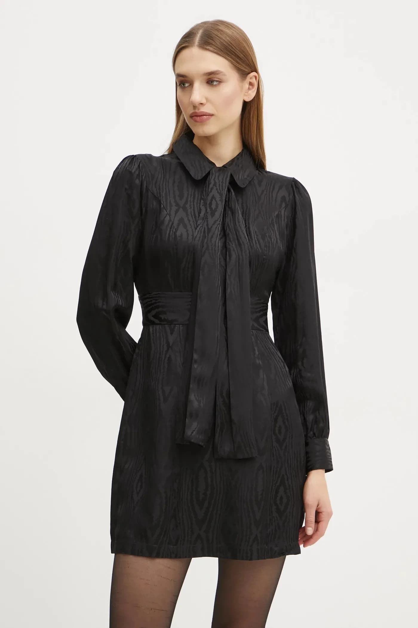 Платье с оттенком шелка