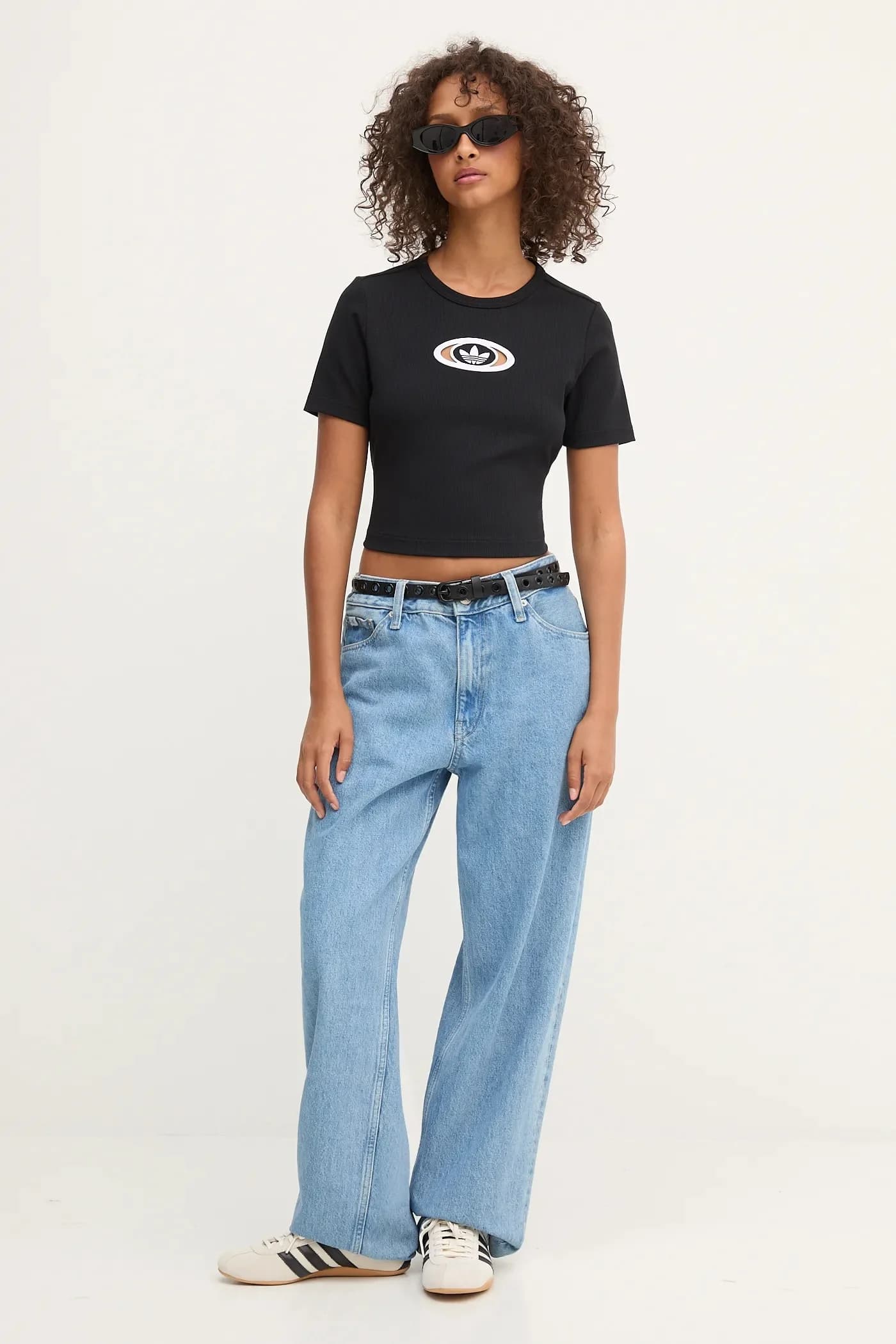 Футболка в рубчик с вырезами - фото 2