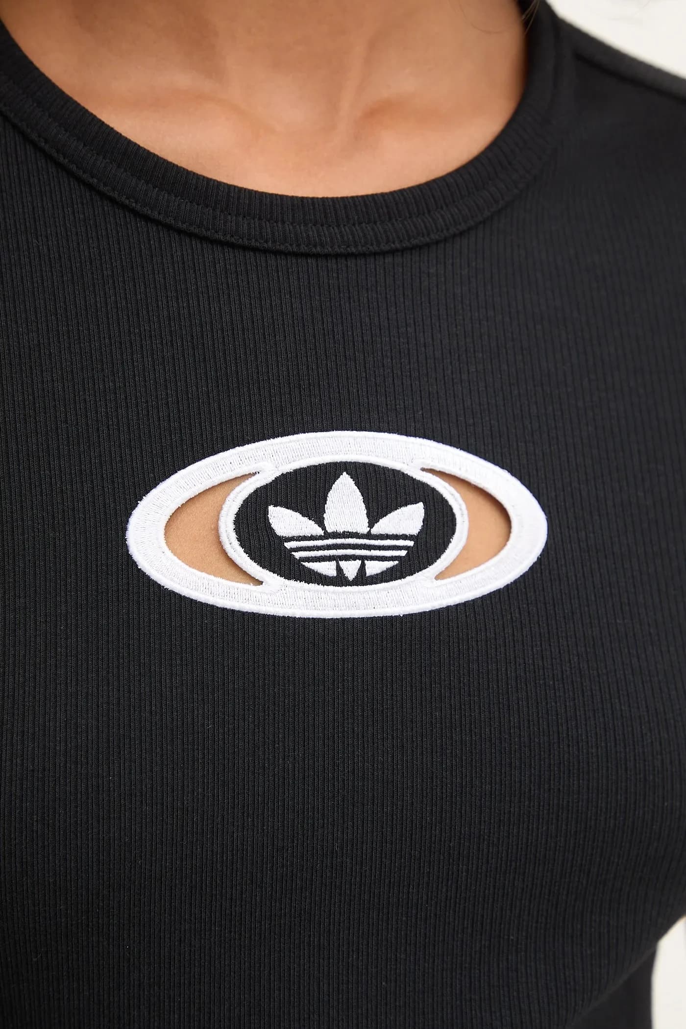 Футболка в рубчик с вырезами - фото 5