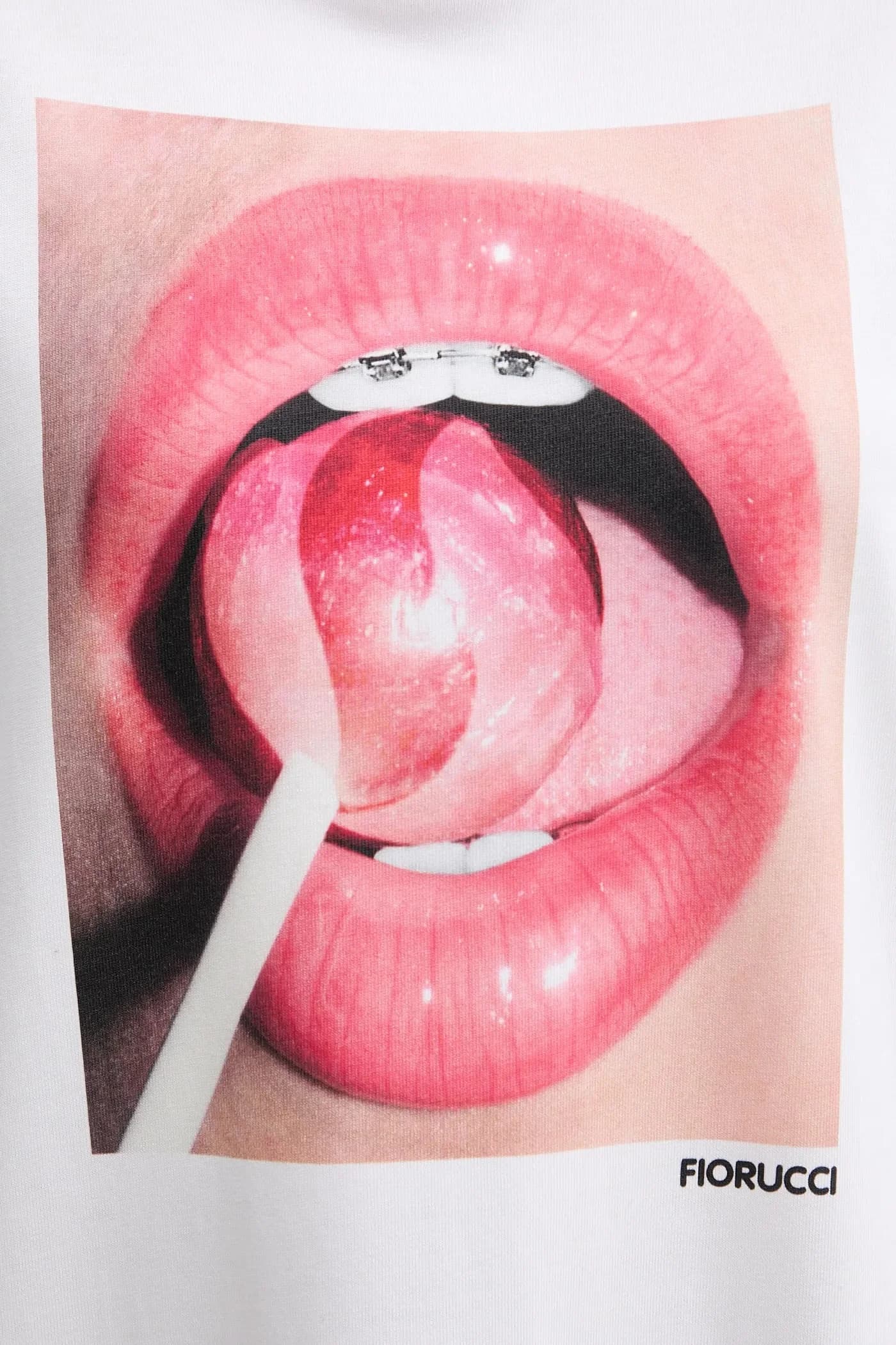 Хлопковое платье-футболка макси с принтом в виде леденцов и рта - фото 5