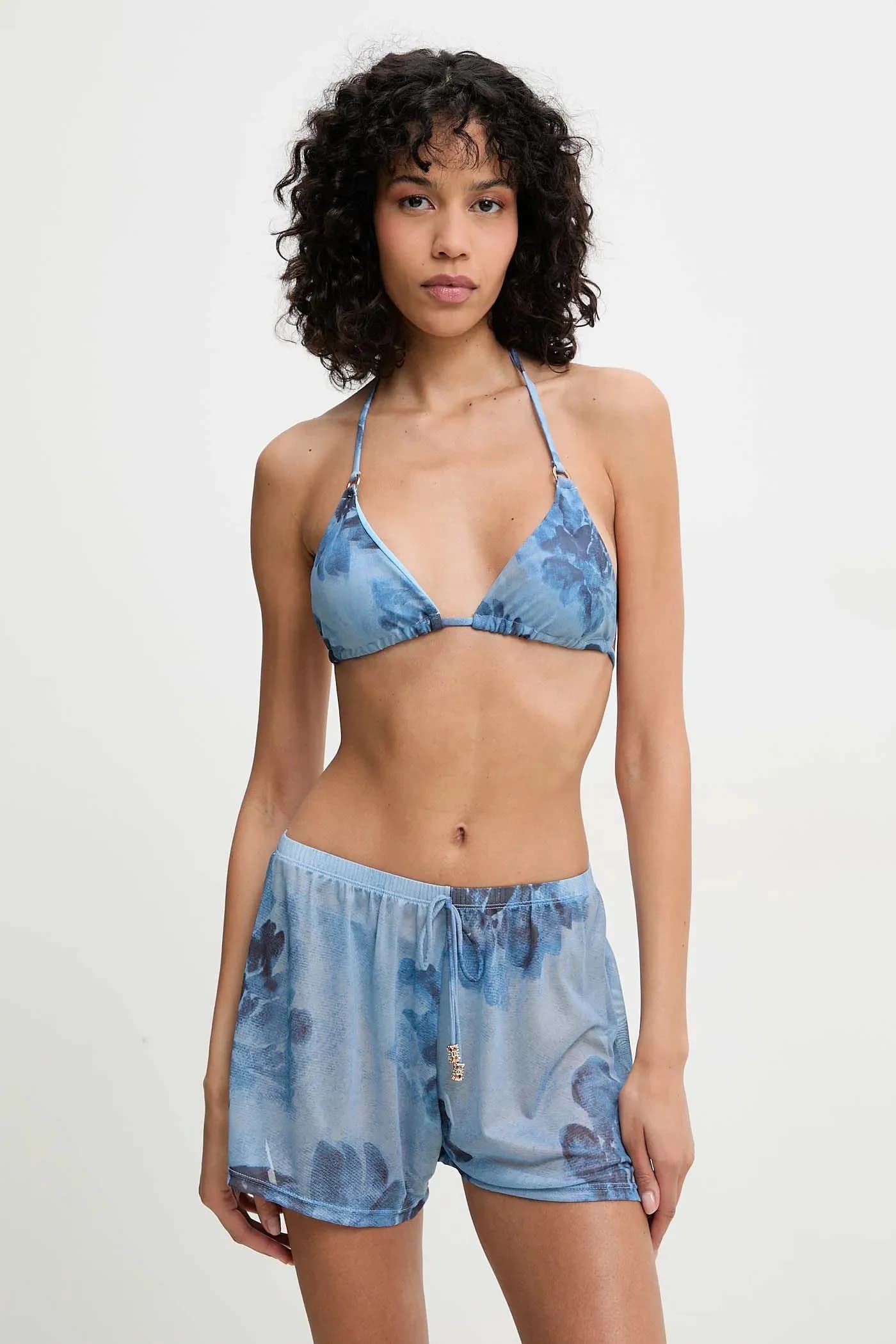 Раздельный купальник и пляжные шорты.