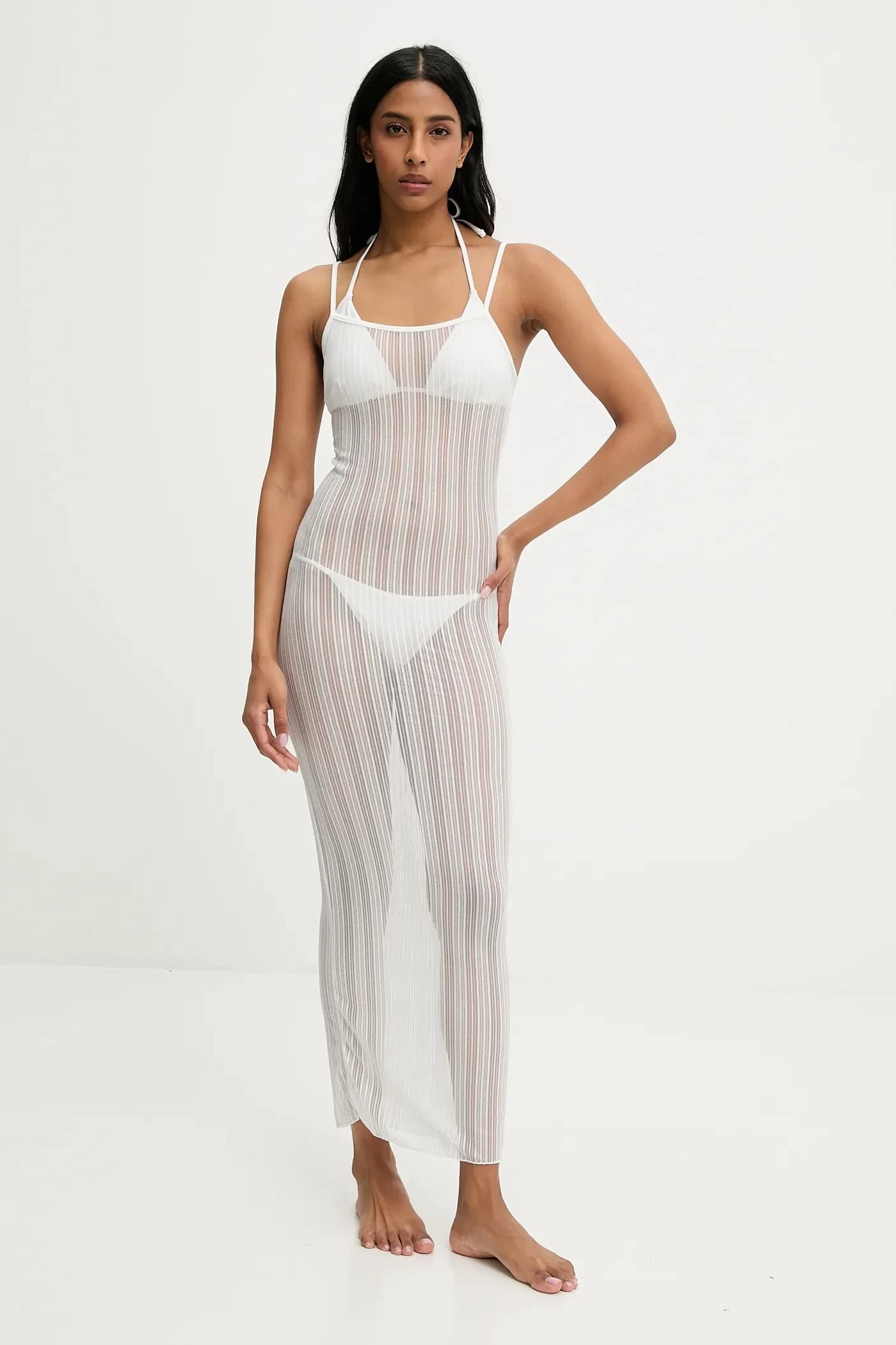 Раздельный купальник и пляжное платье.