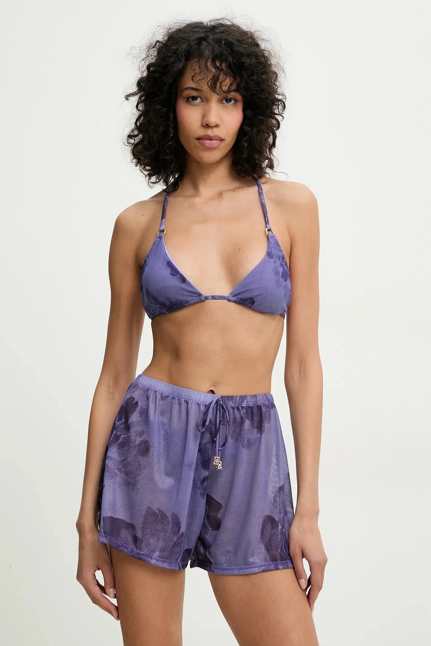 Раздельный купальник и пляжные шорты.