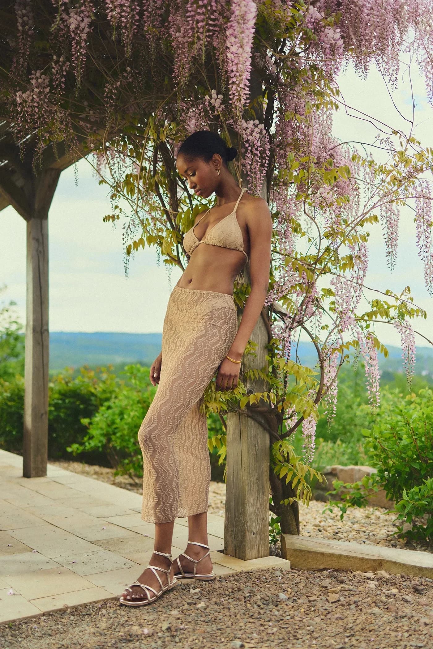 Раздельный купальник и юбка.