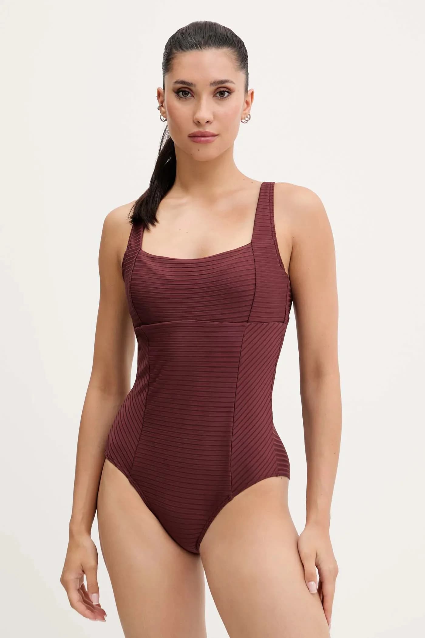 Цельный купальник