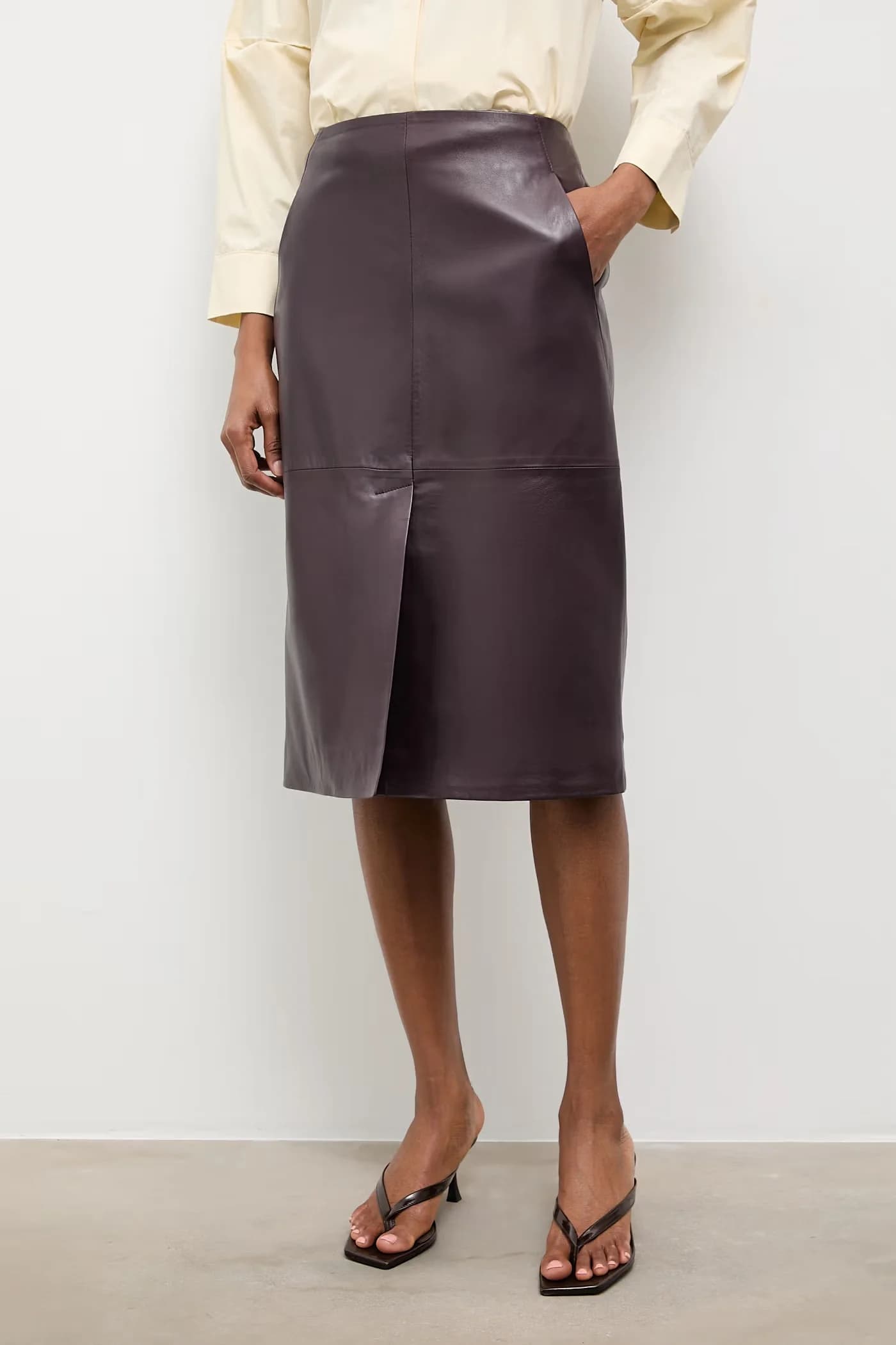 Кожаная юбка с разрезом