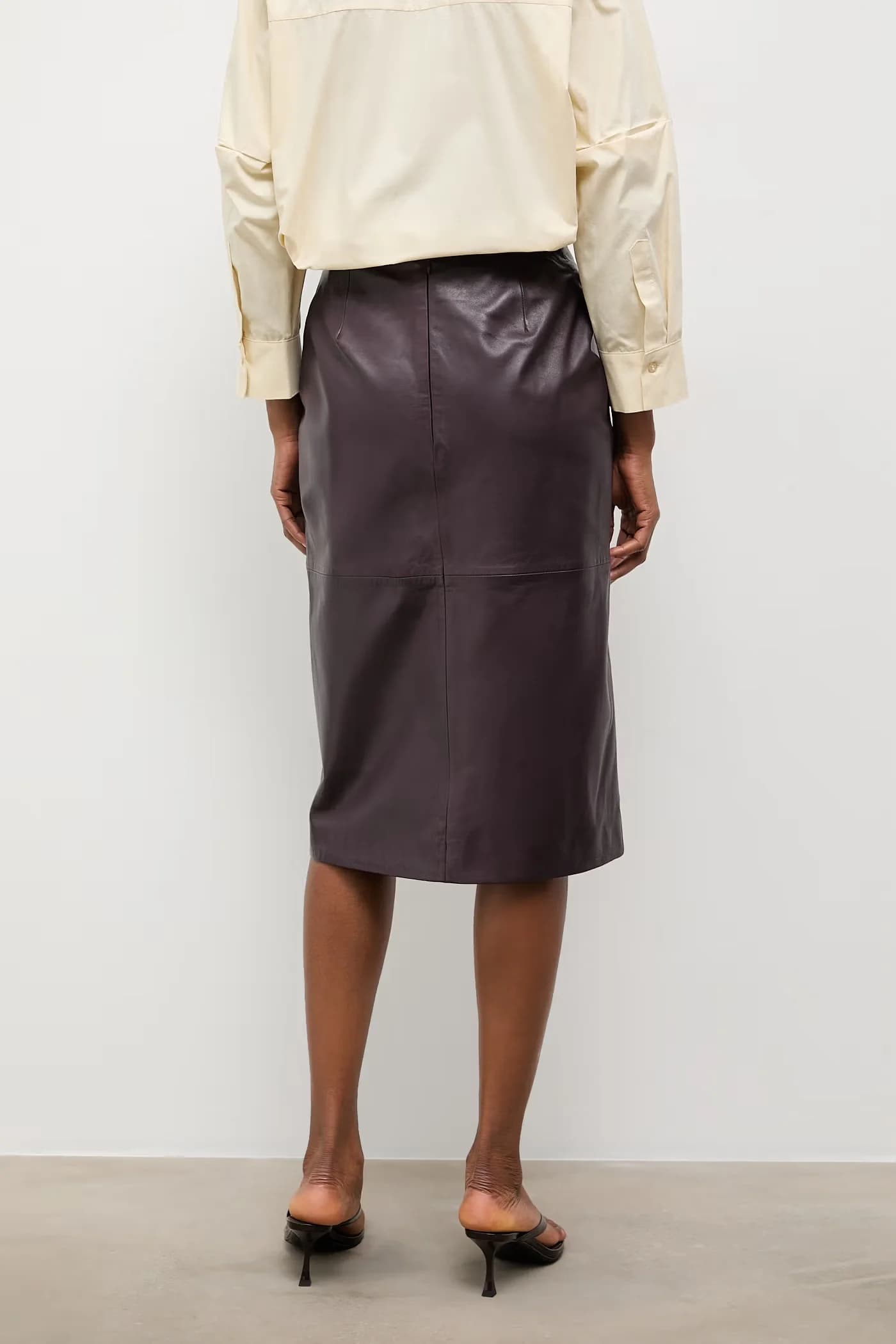 Кожаная юбка с разрезом - фото 3