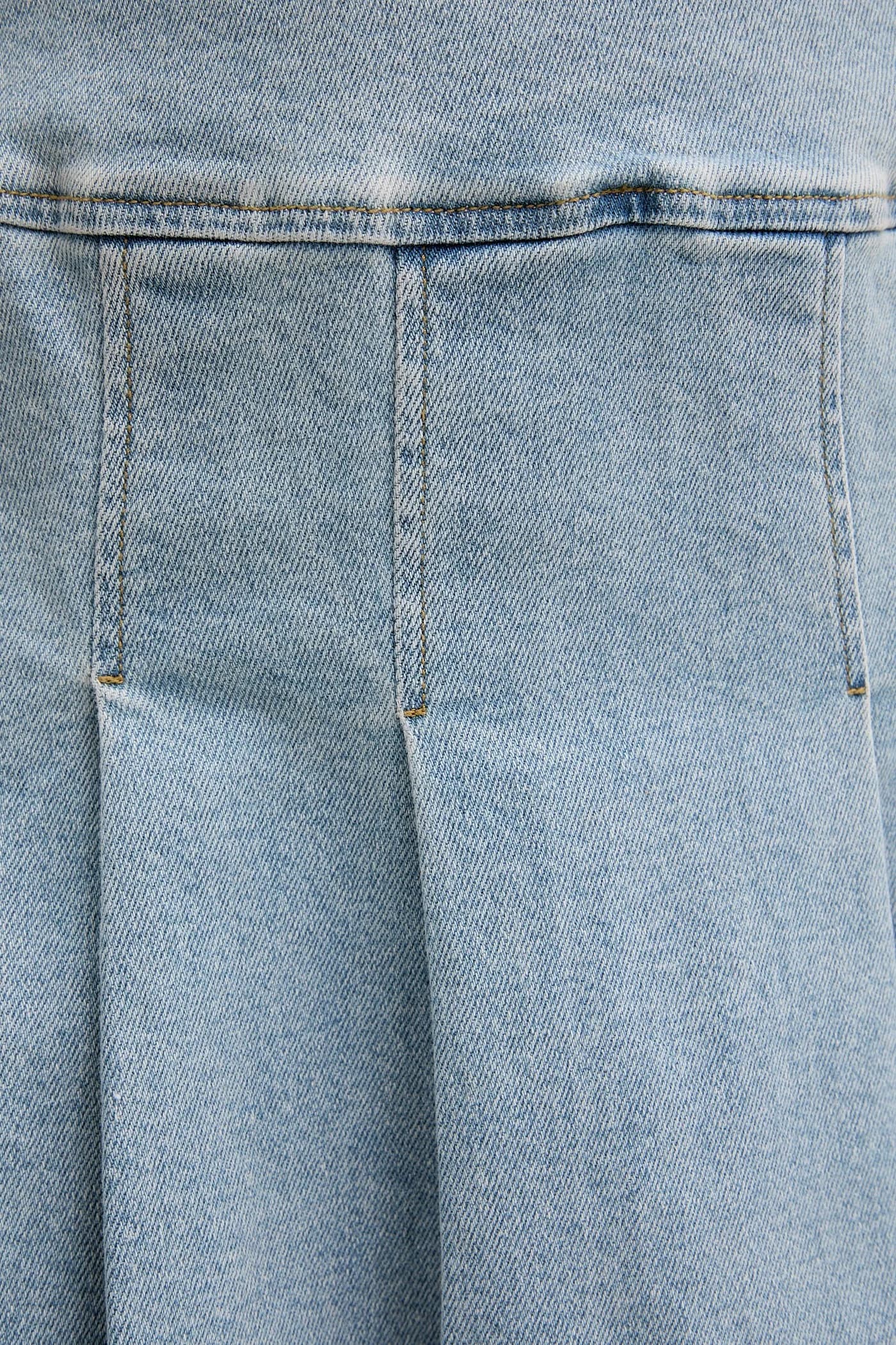 Плиссированная джинсовая юбка - фото 4