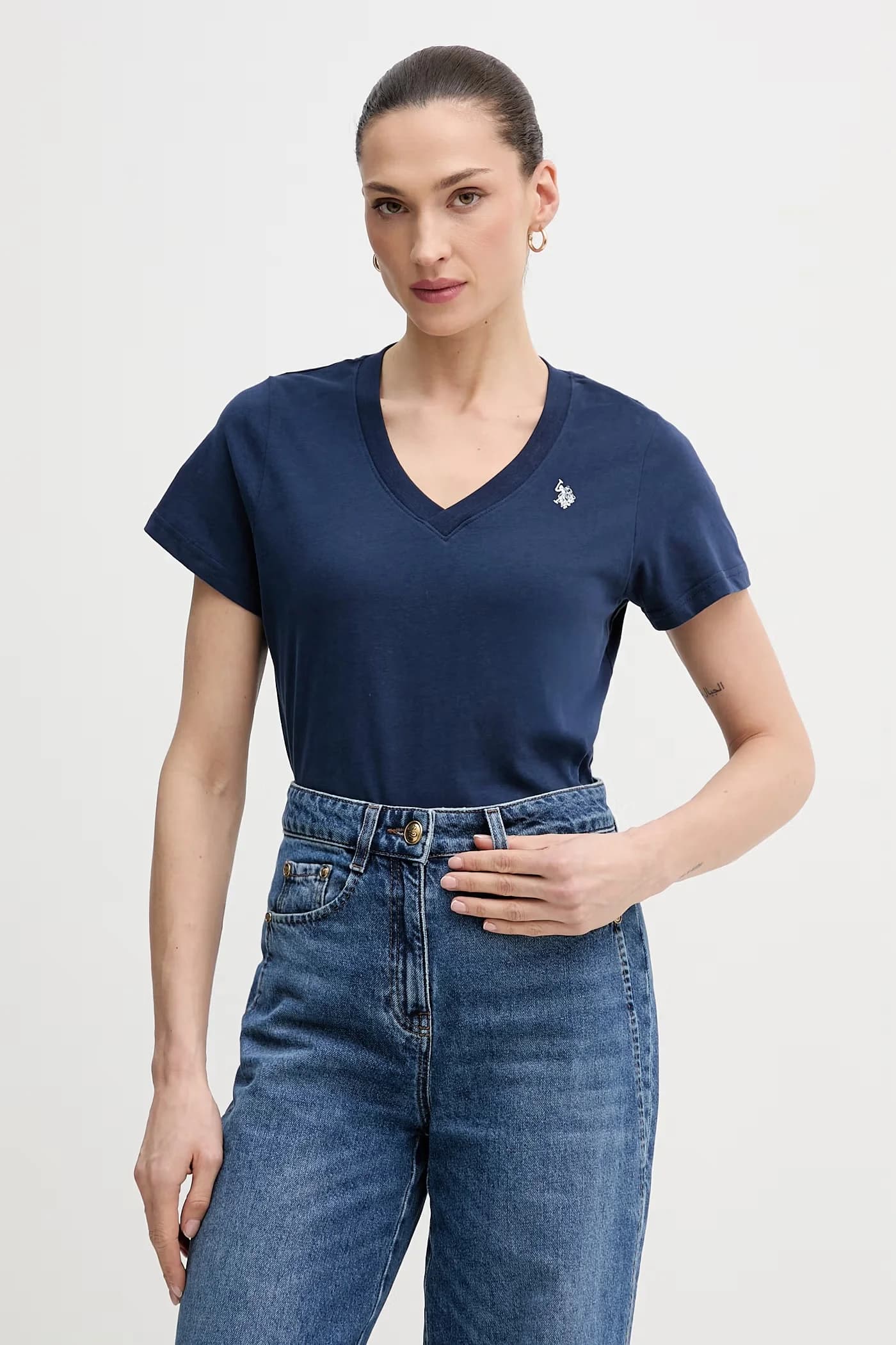 хлопковая футболка с V-образным вырезом