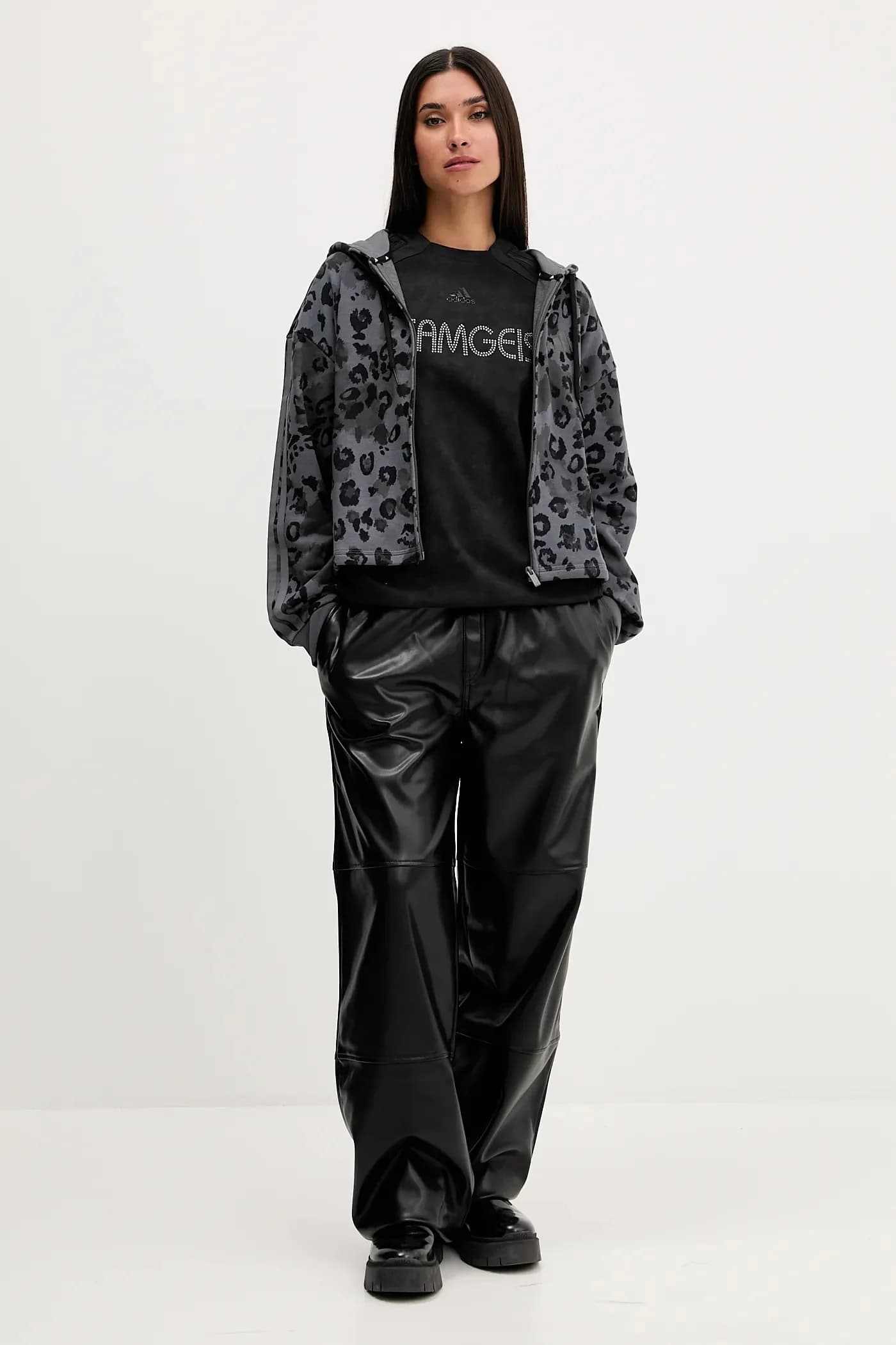 Хлопковая футболка со стразами - фото 2