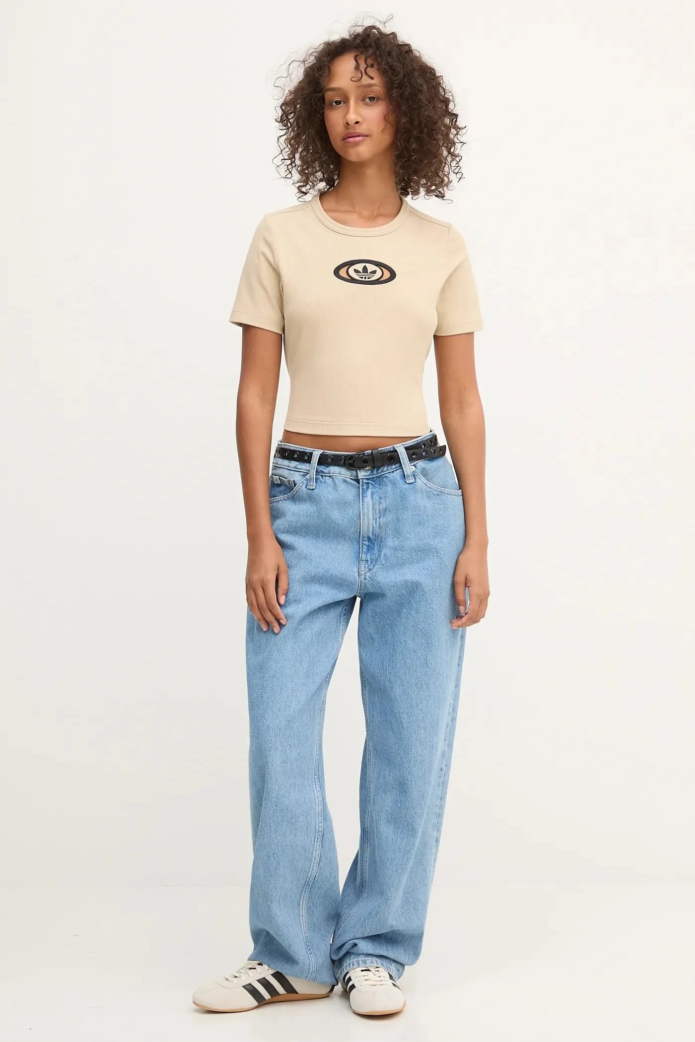 Футболка в рубчик с вырезами - фото 2