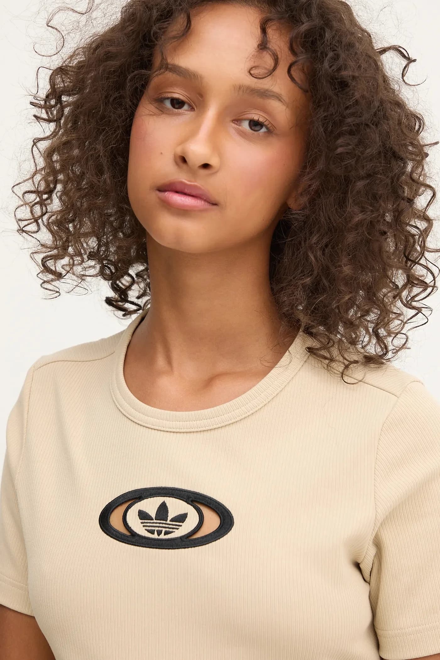 Футболка в рубчик с вырезами - фото 4