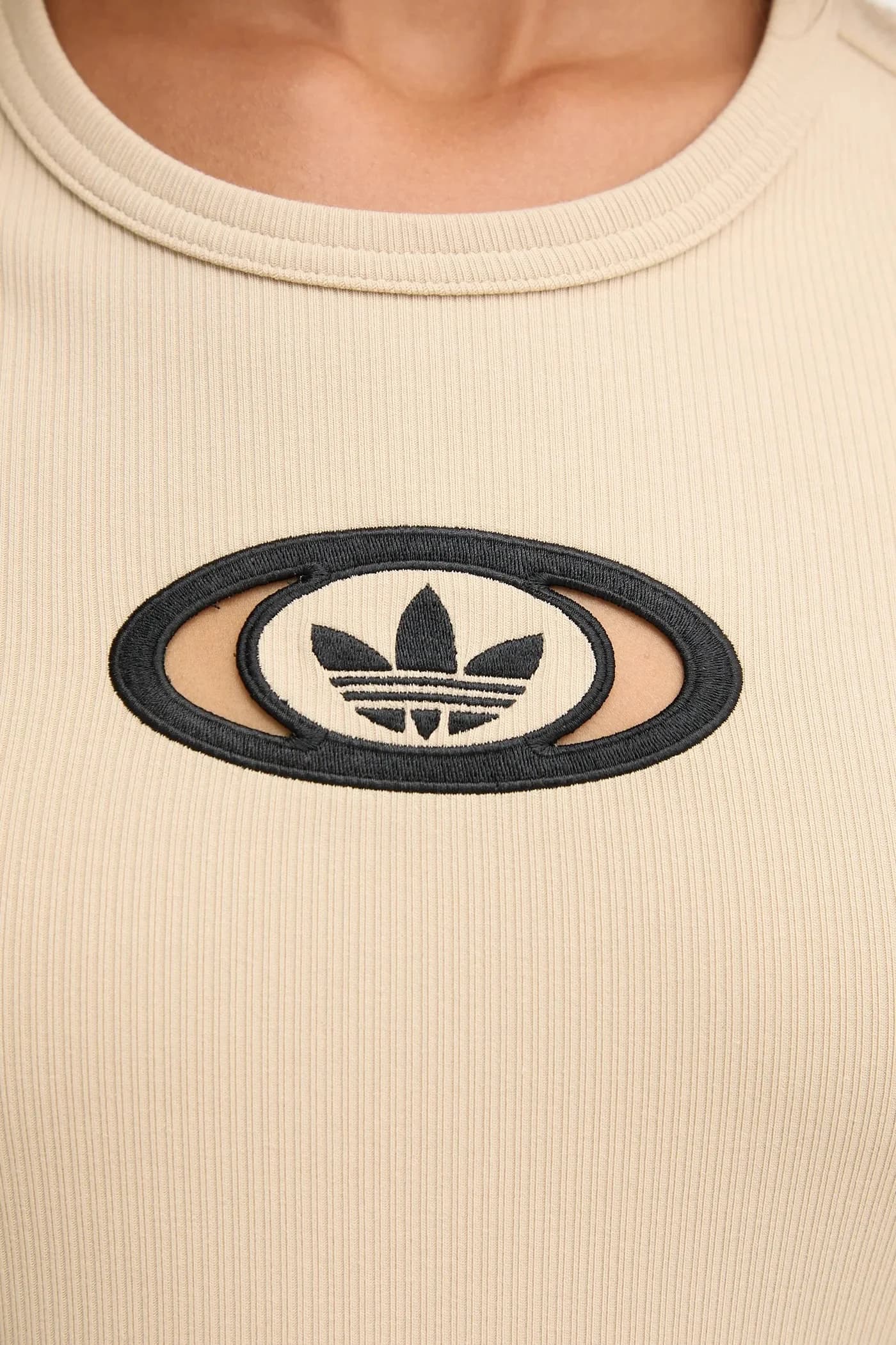 Футболка в рубчик с вырезами - фото 5