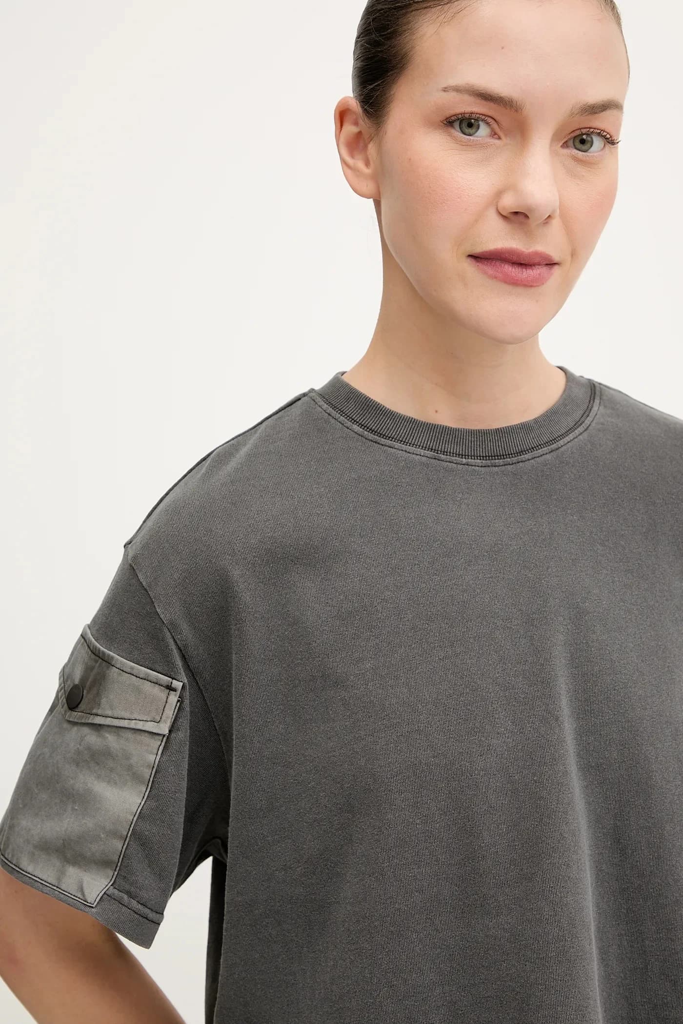 Укороченная футболка из стираного микса свободного кроя из хлопка - фото 4