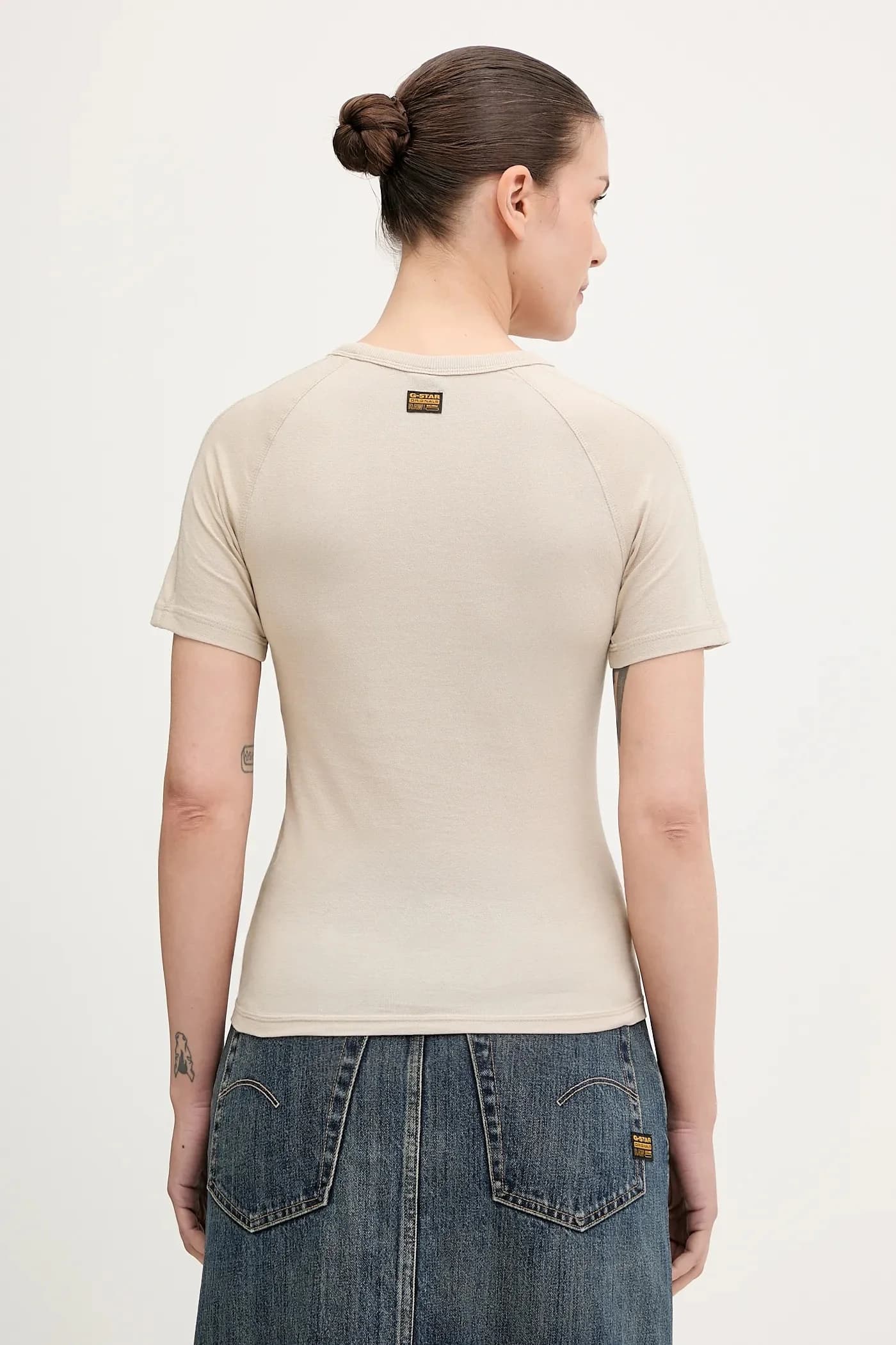 Узкая хлопковая футболка с нашивкой-вышивкой - фото 3