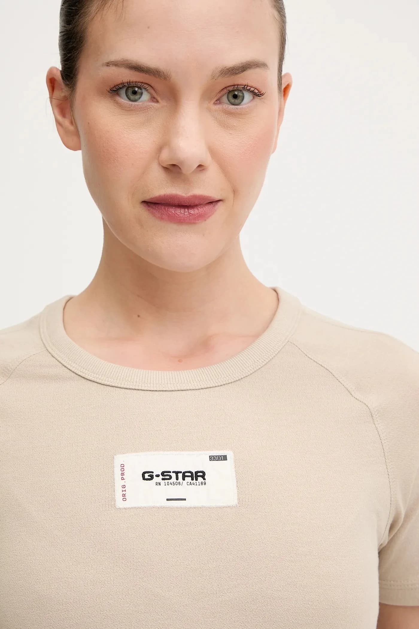 Узкая хлопковая футболка с нашивкой-вышивкой - фото 4