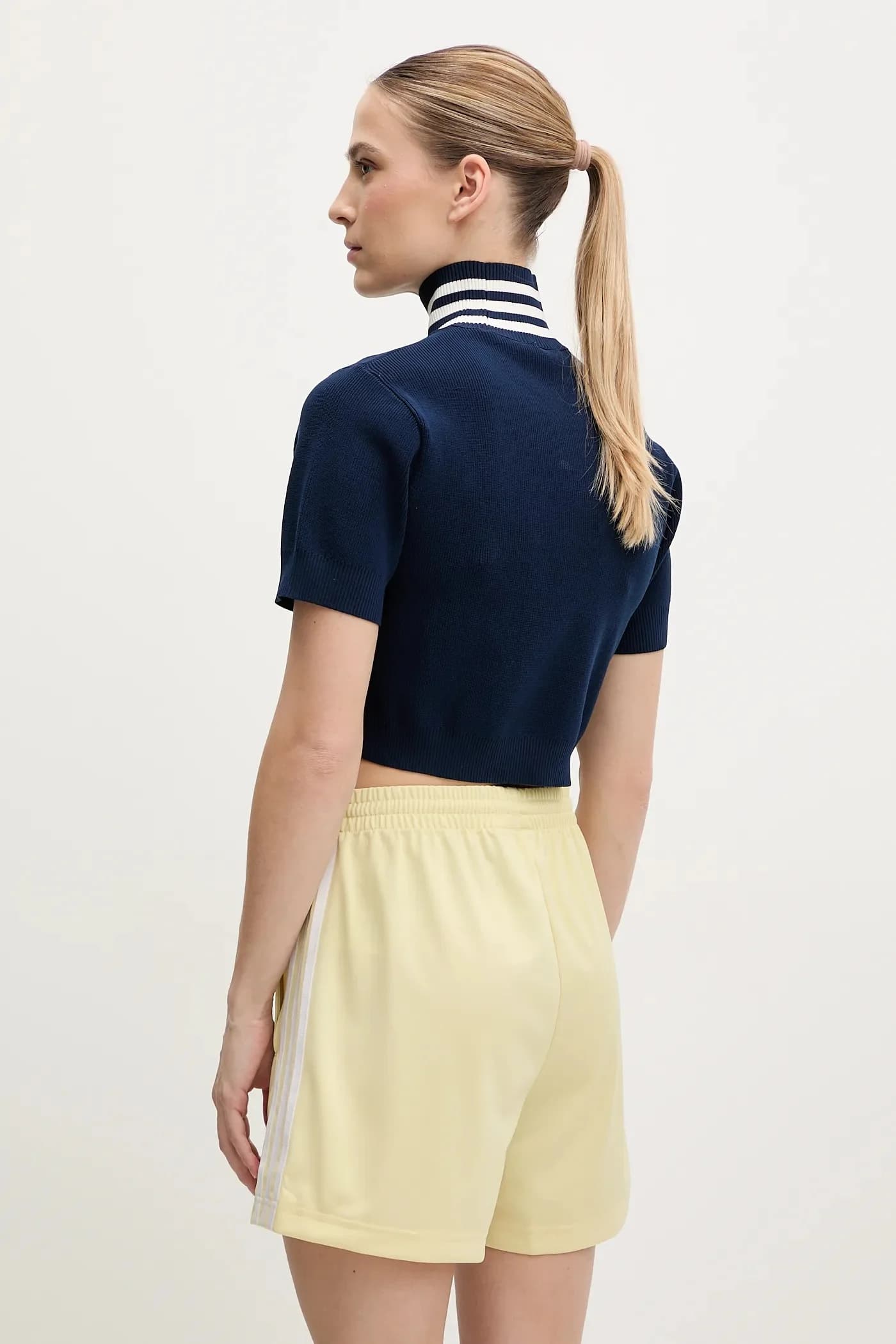 УКОРОЧЕННАЯ ФУТБОЛКА С ВОРОТКОЙ - фото 2