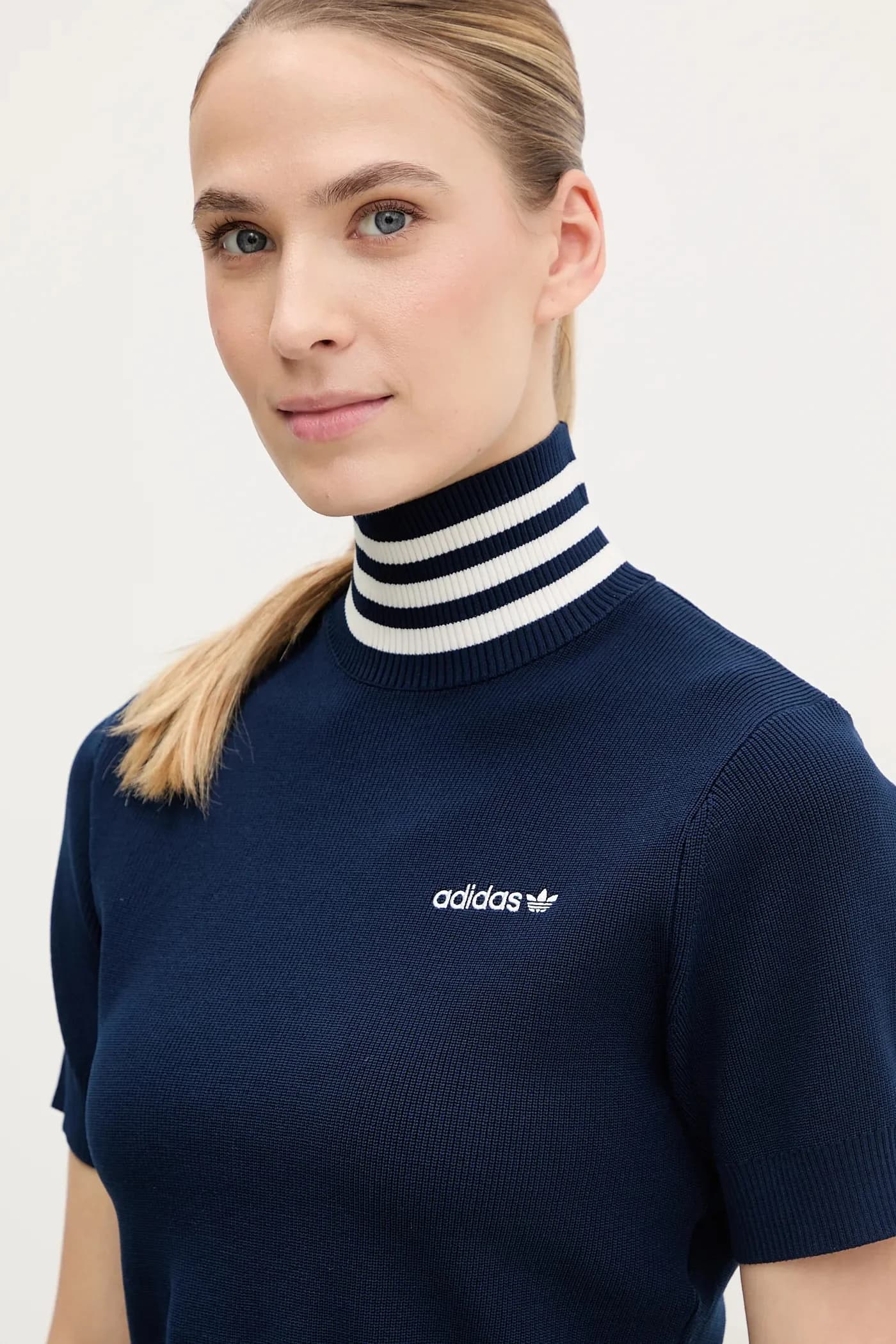 УКОРОЧЕННАЯ ФУТБОЛКА С ВОРОТКОЙ - фото 3