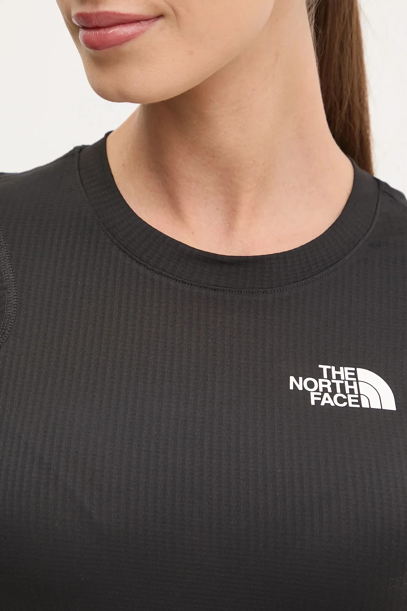 Яркая спортивная футболка - фото 5