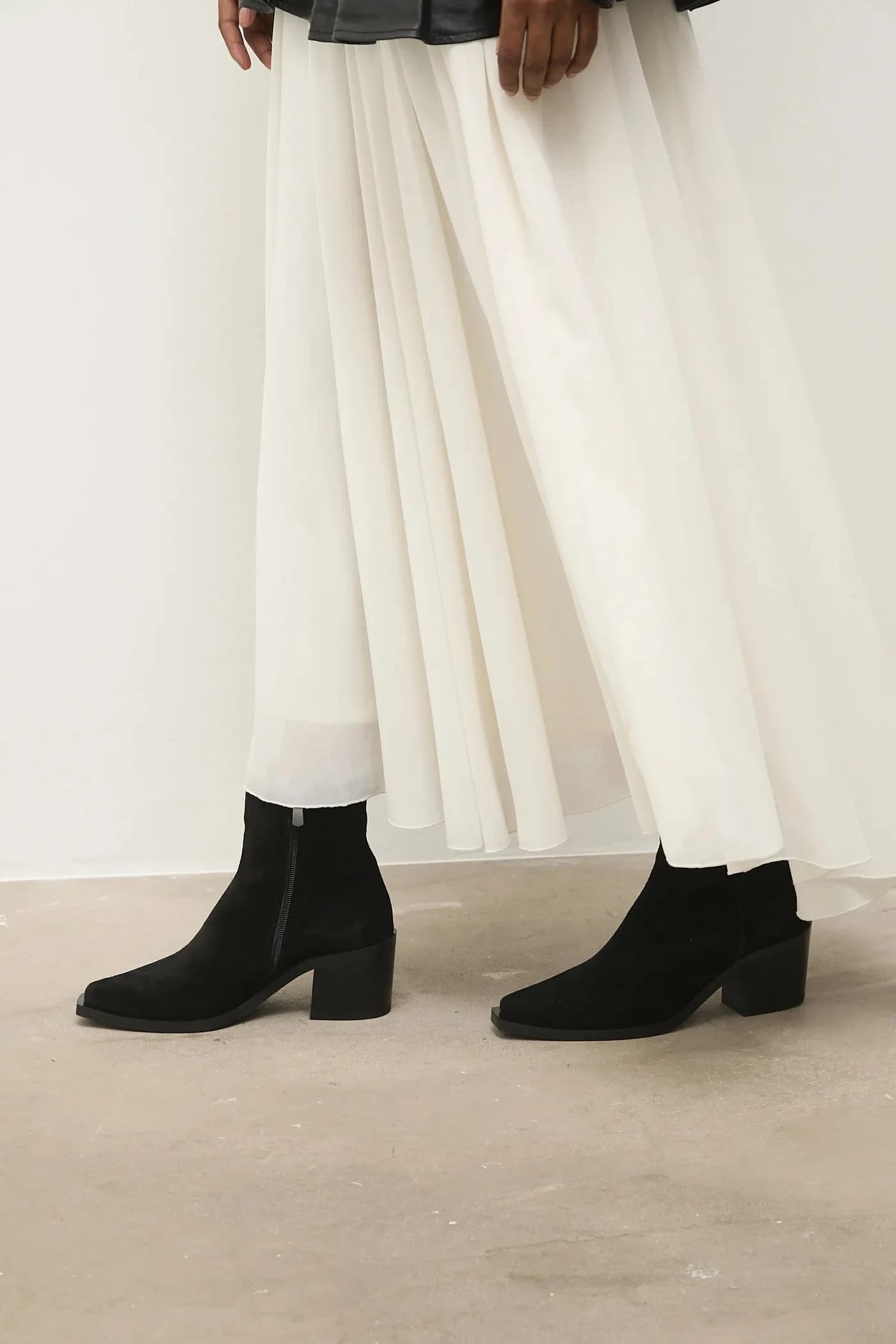 Замшевые ботильоны