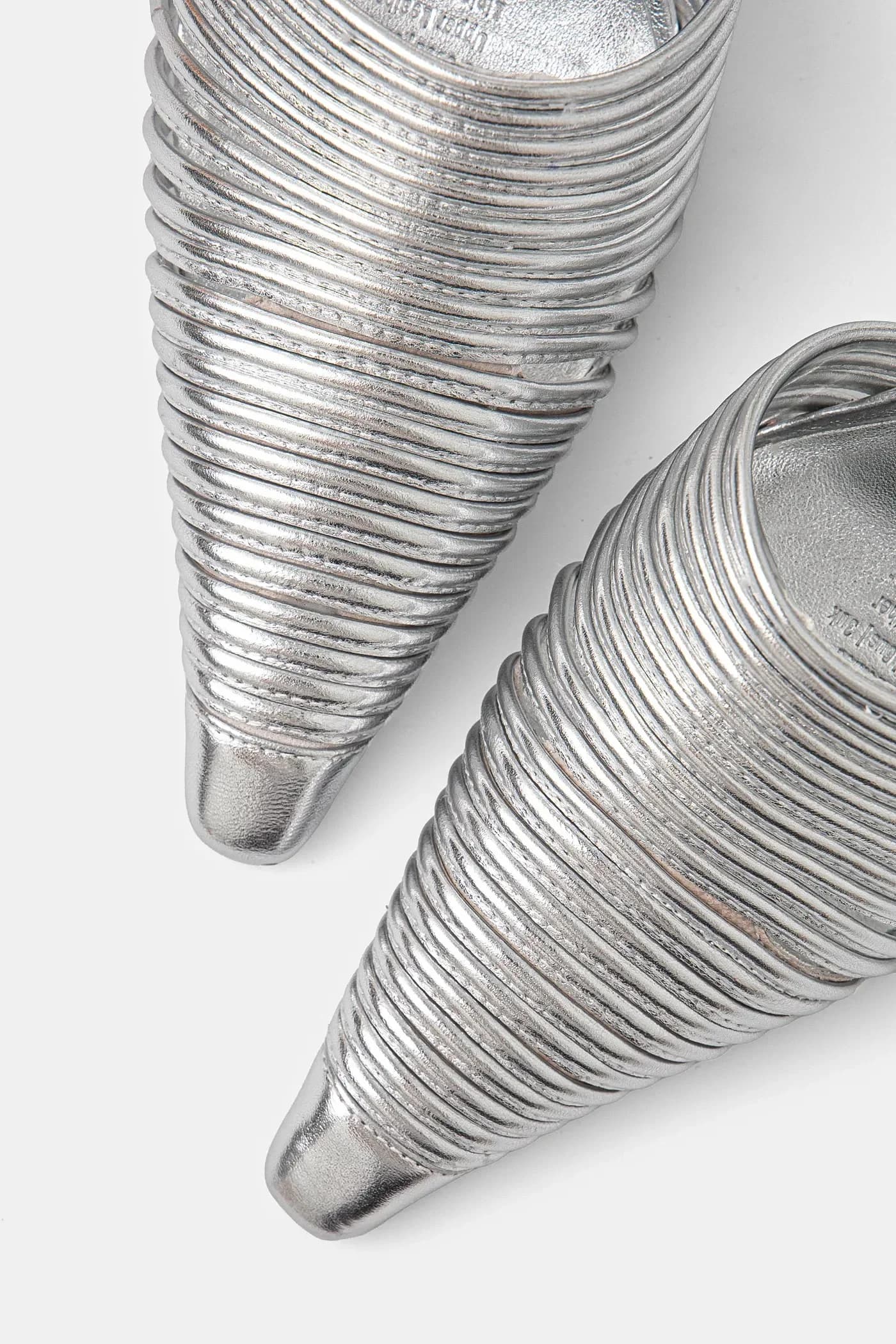 Шлепанцы из хромированной кожи - фото 6